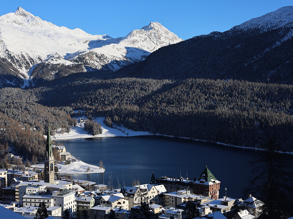 Bergstadt am See im Winter