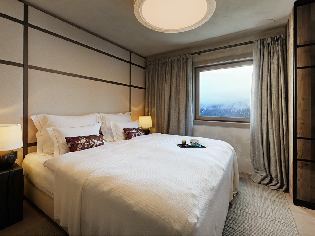 Gemütliches Schlafzimmer mit Bergblick