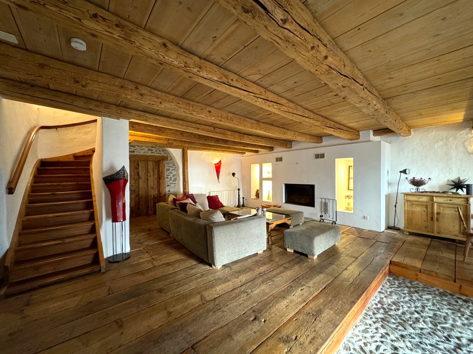 Rustikales Wohnzimmer mit Holzbalkendecke