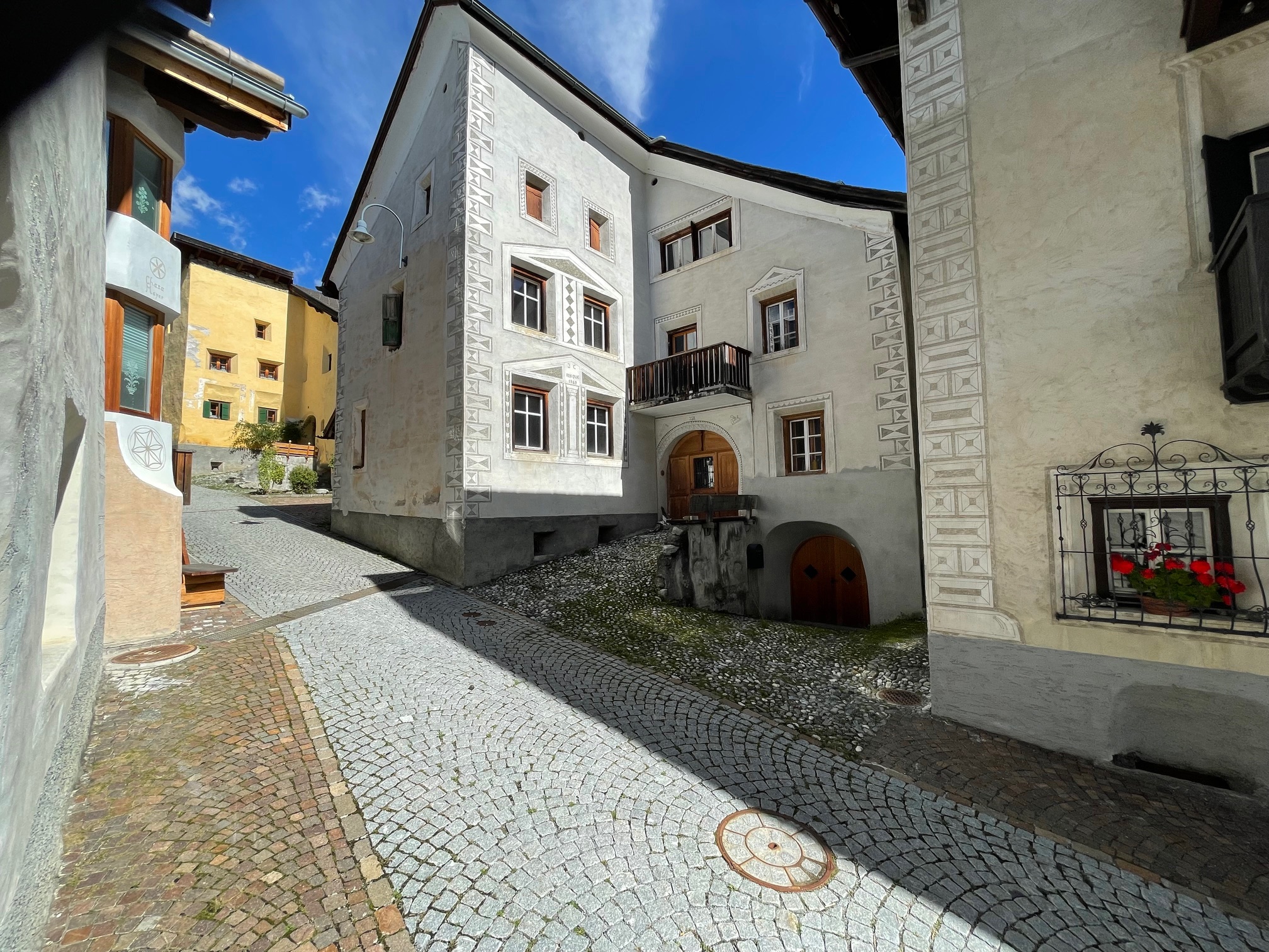 Historische Gasse mit bemalten Fassaden