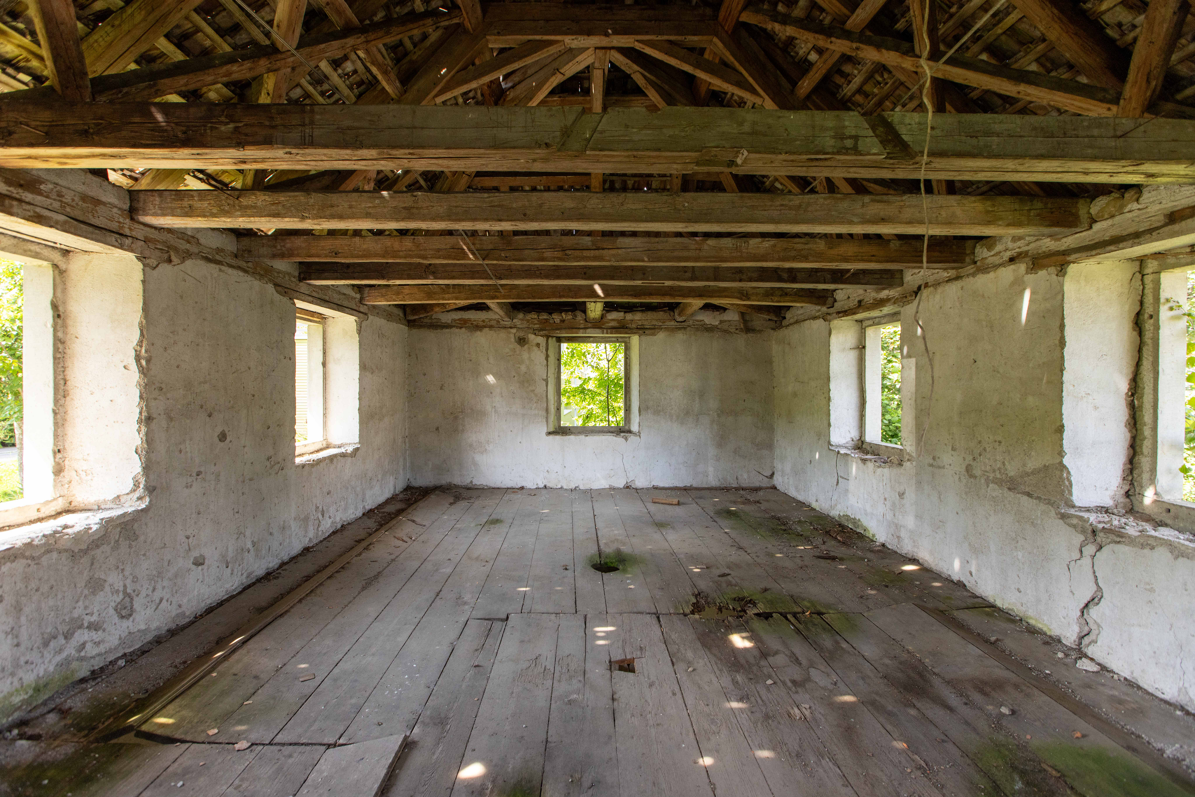 Unrenovierter Dachraum mit sichtbarem Holztragwerk