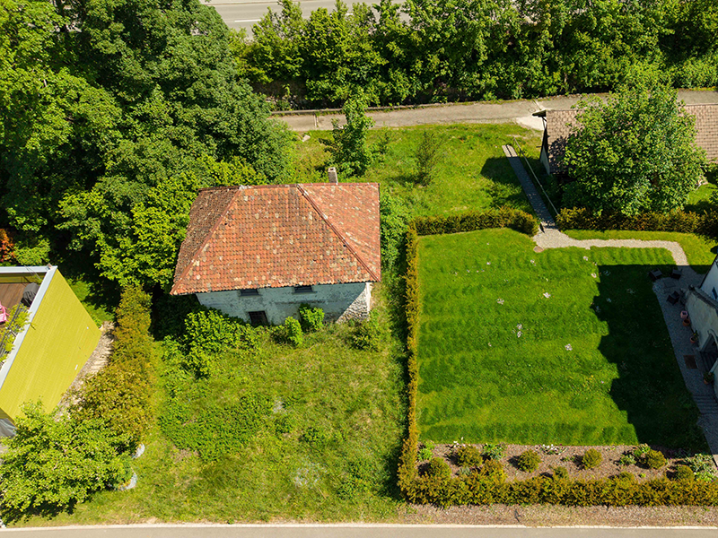 Luftaufnahme eines Wohnhauses mit Garten