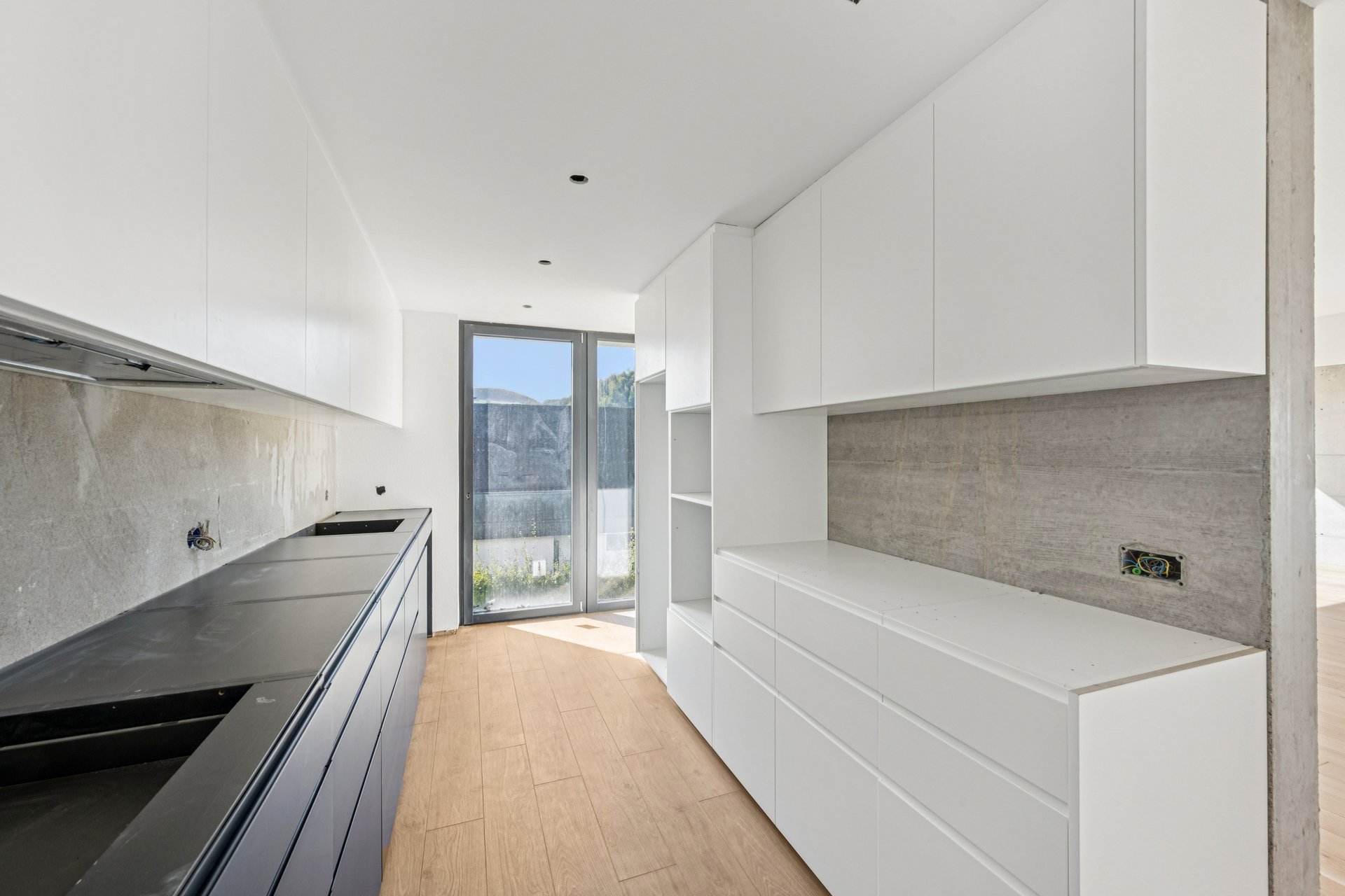 Unvollendete moderne Küche mit Blick ins Freie