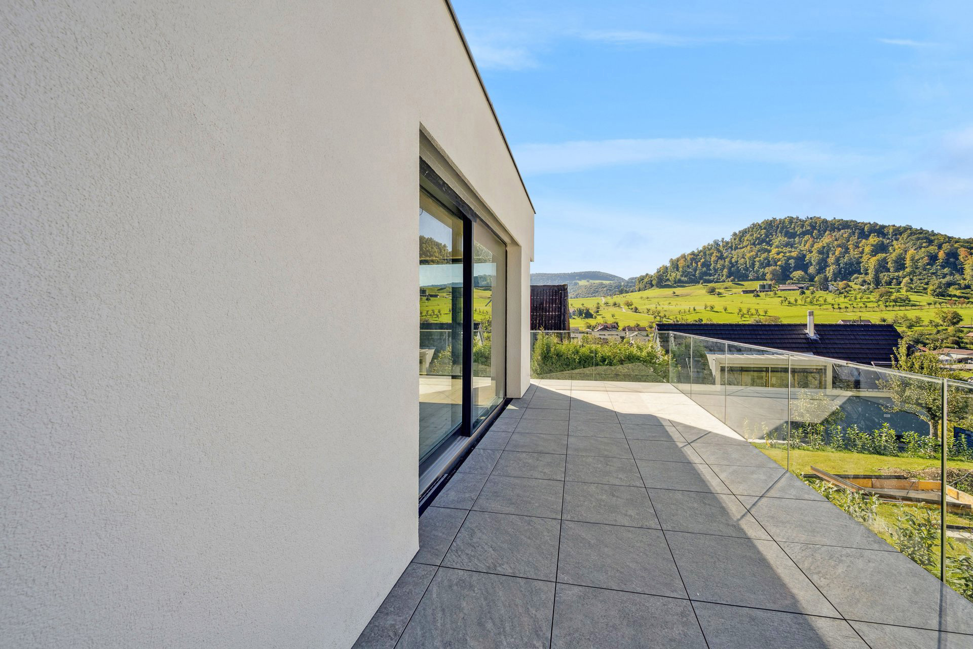 Moderne Terrasse mit Panoramablick