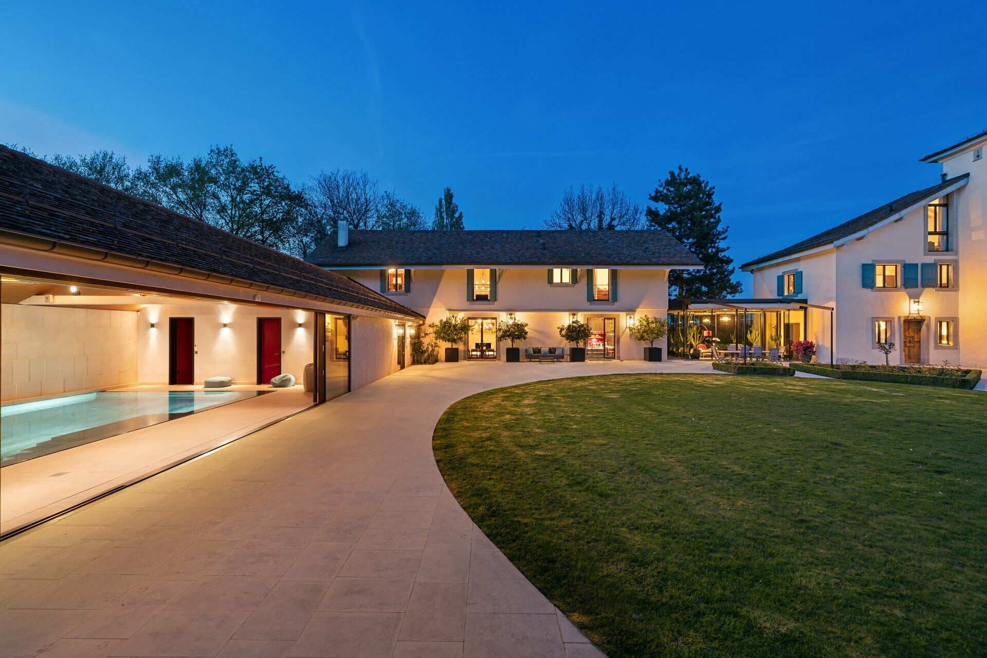 Luxuriöser Innenhof mit Pool und Garten