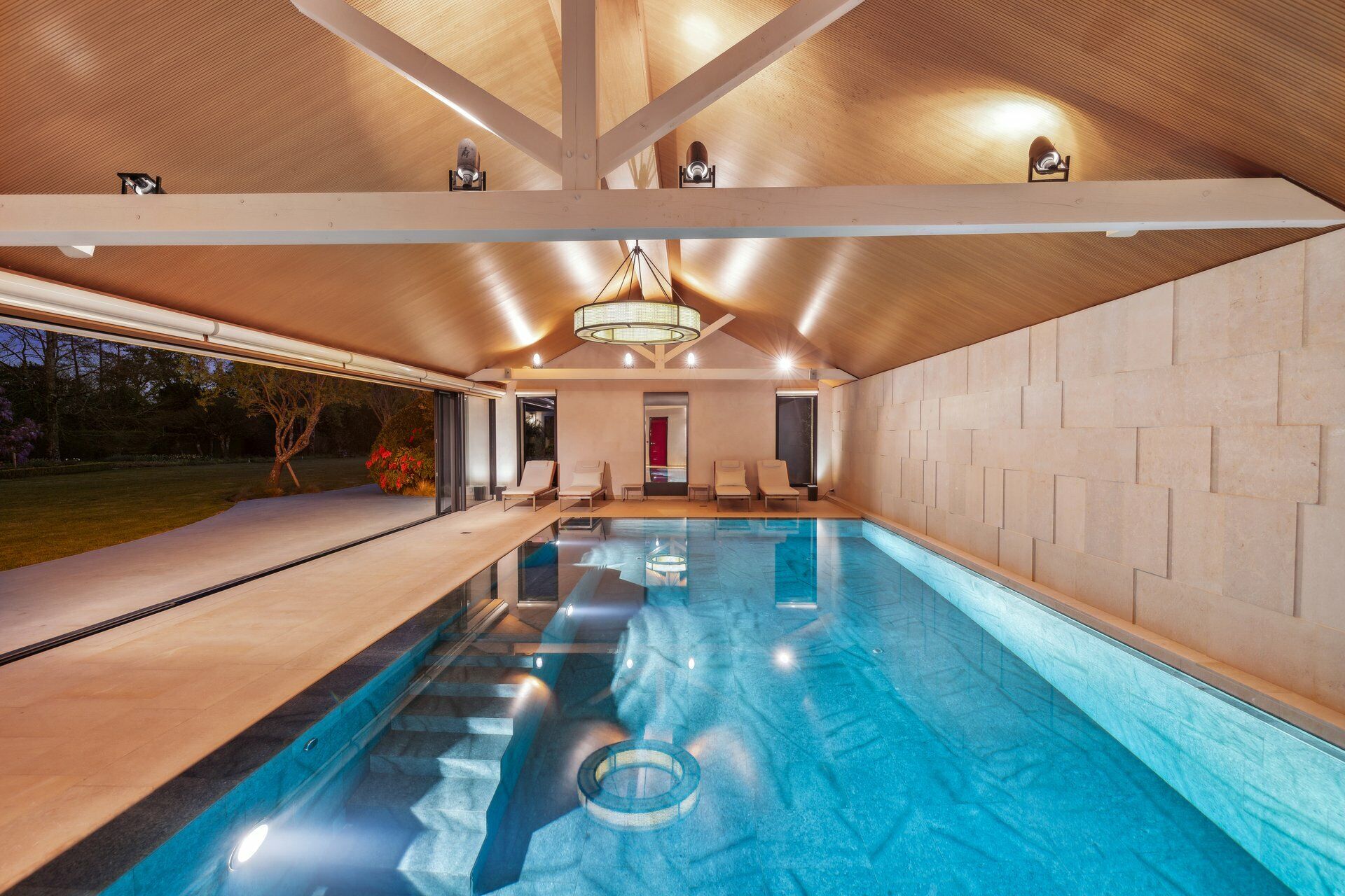 Innenpool mit Lounge-Bereich