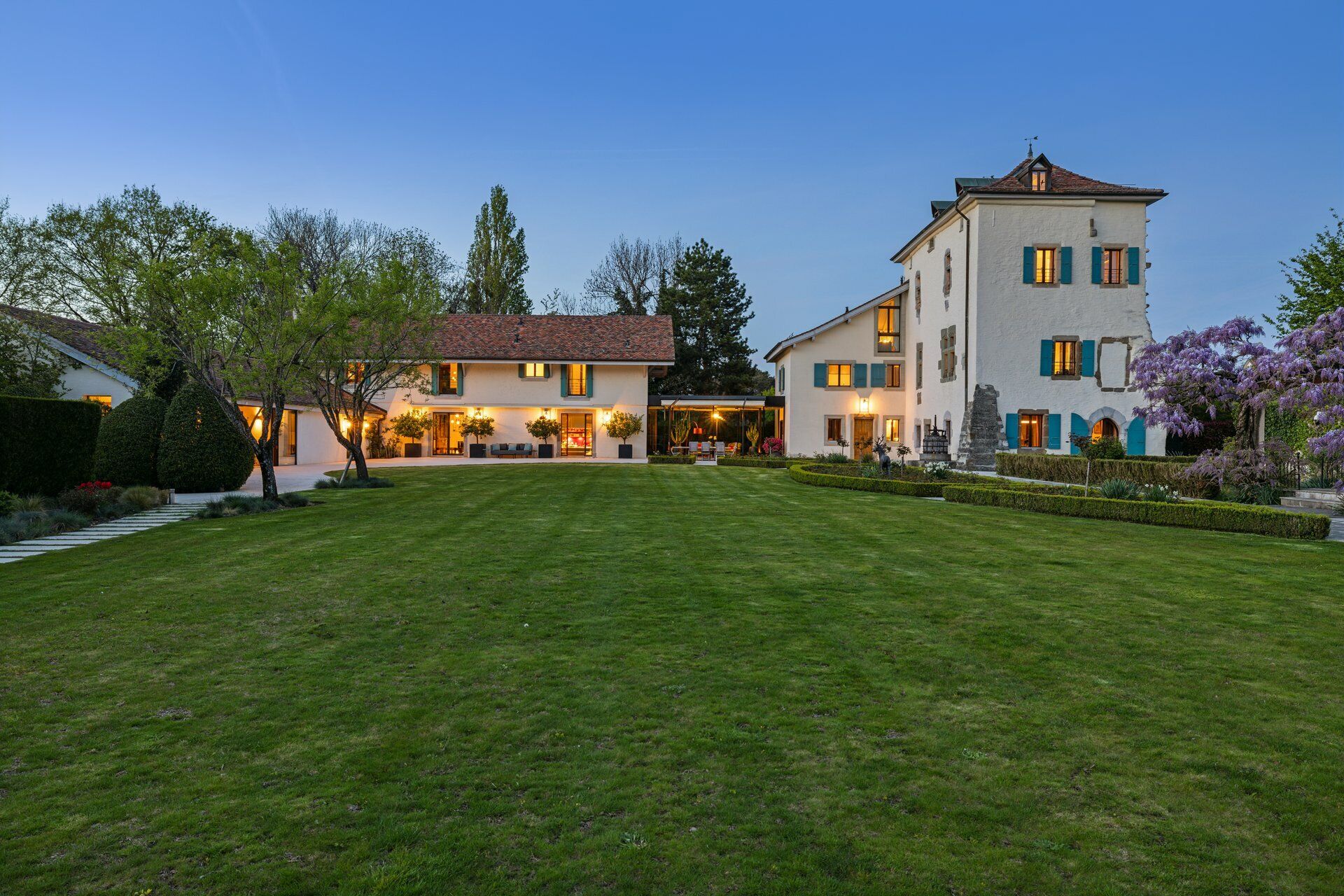 Große historische Villa mit gepflegtem Garten