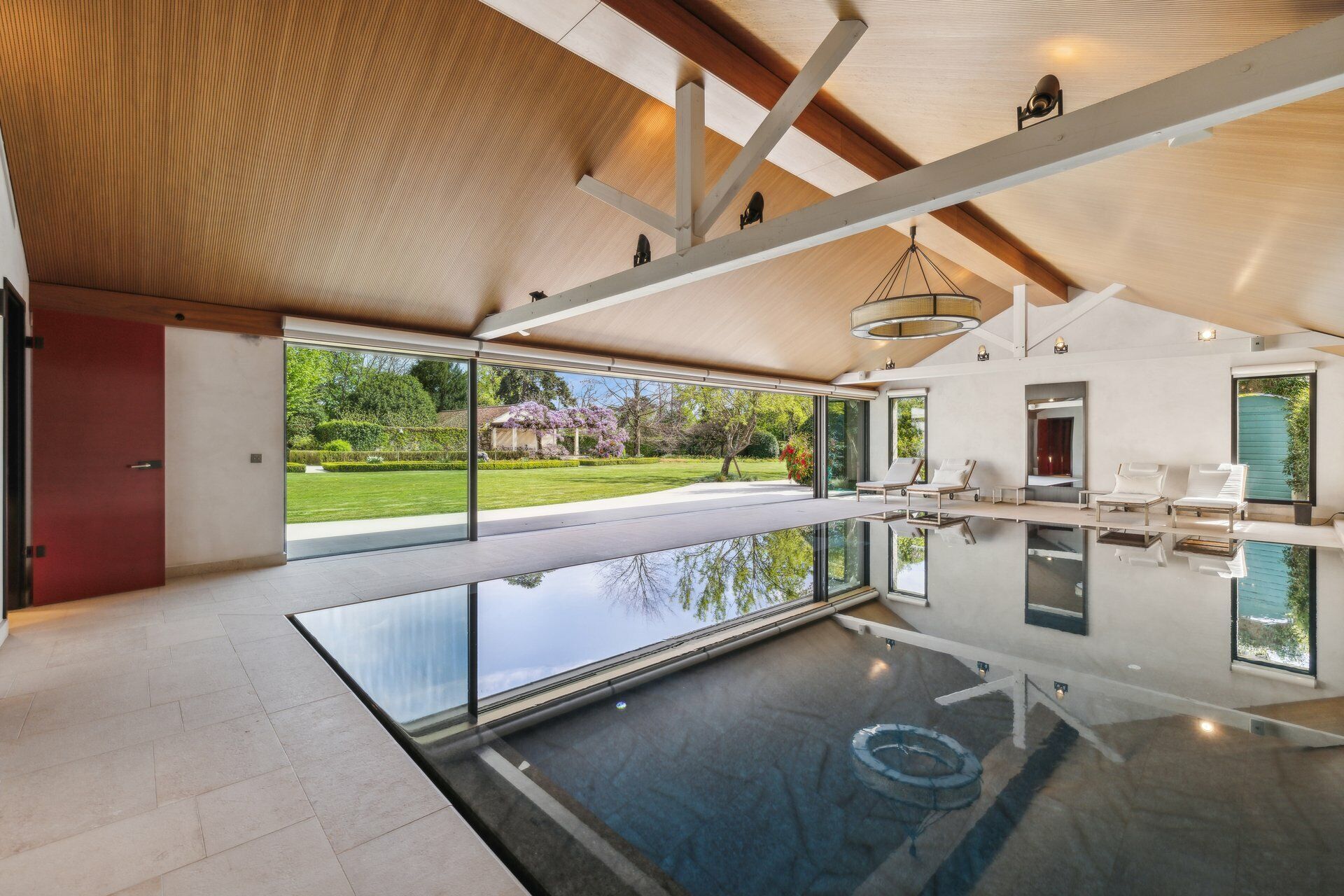 Innenraum mit Pool und Gartenblick