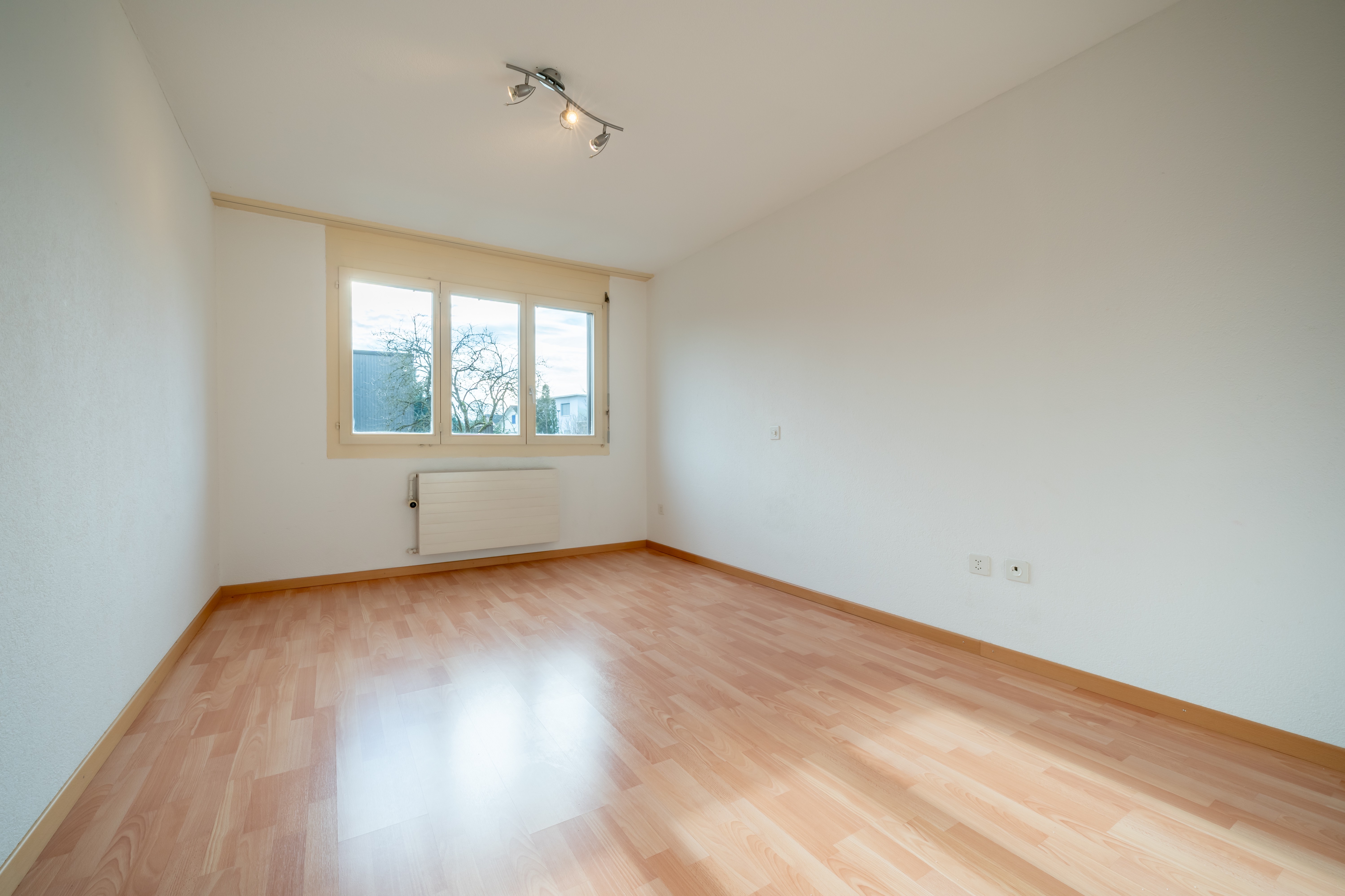 Leerer heller Raum mit Fenster
