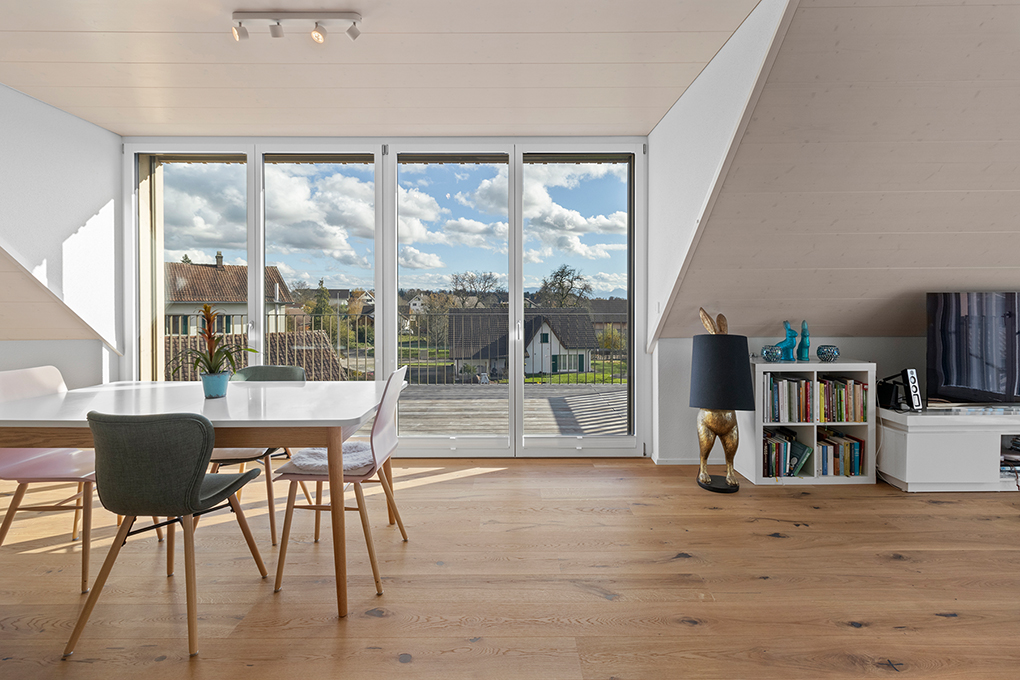 Heller Wohn-Essbereich mit großem Fenster und Blick ins Grüne