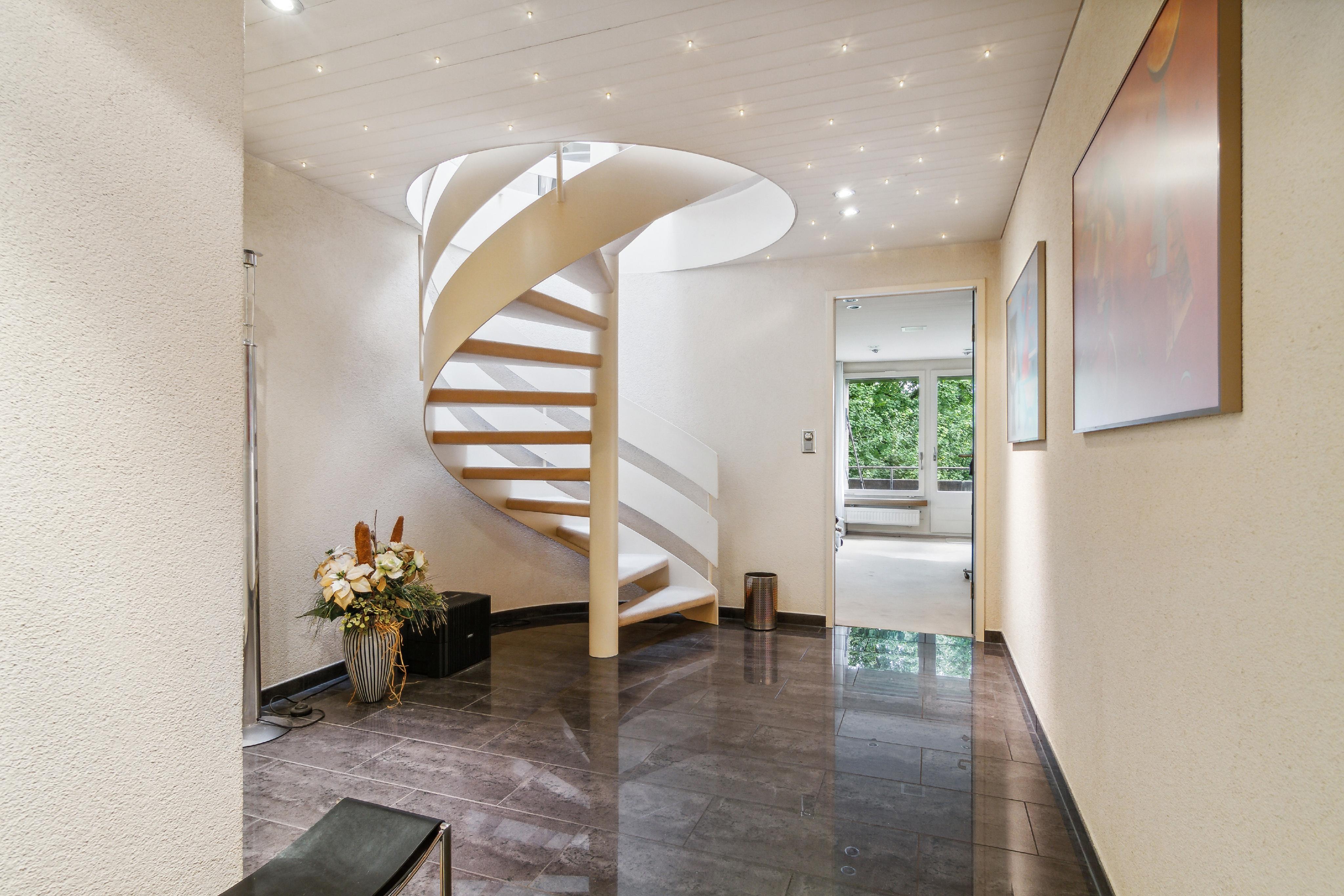 Moderner Eingangsbereich mit Wendeltreppe