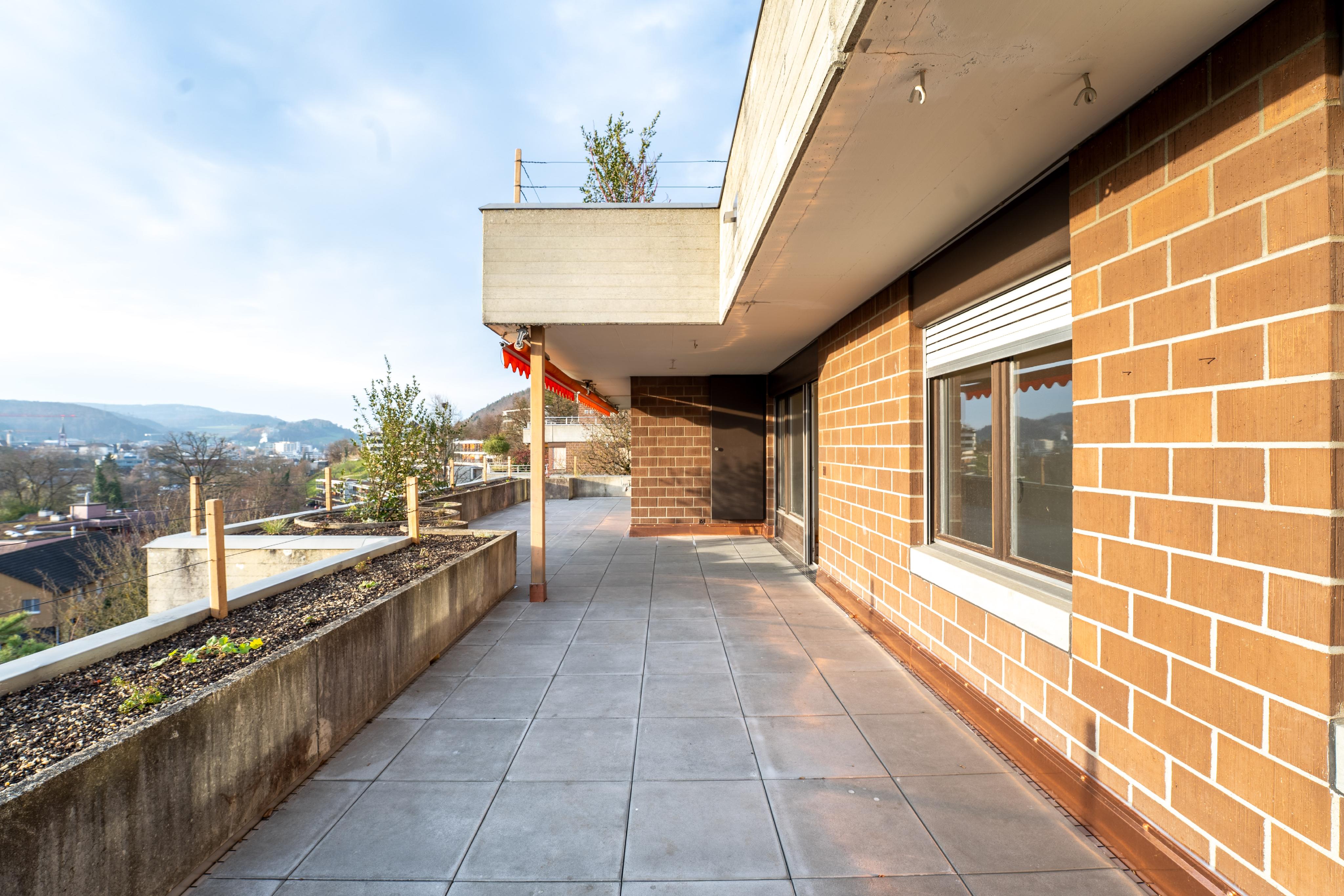 Überdachte Terrasse mit Blick ins Tal