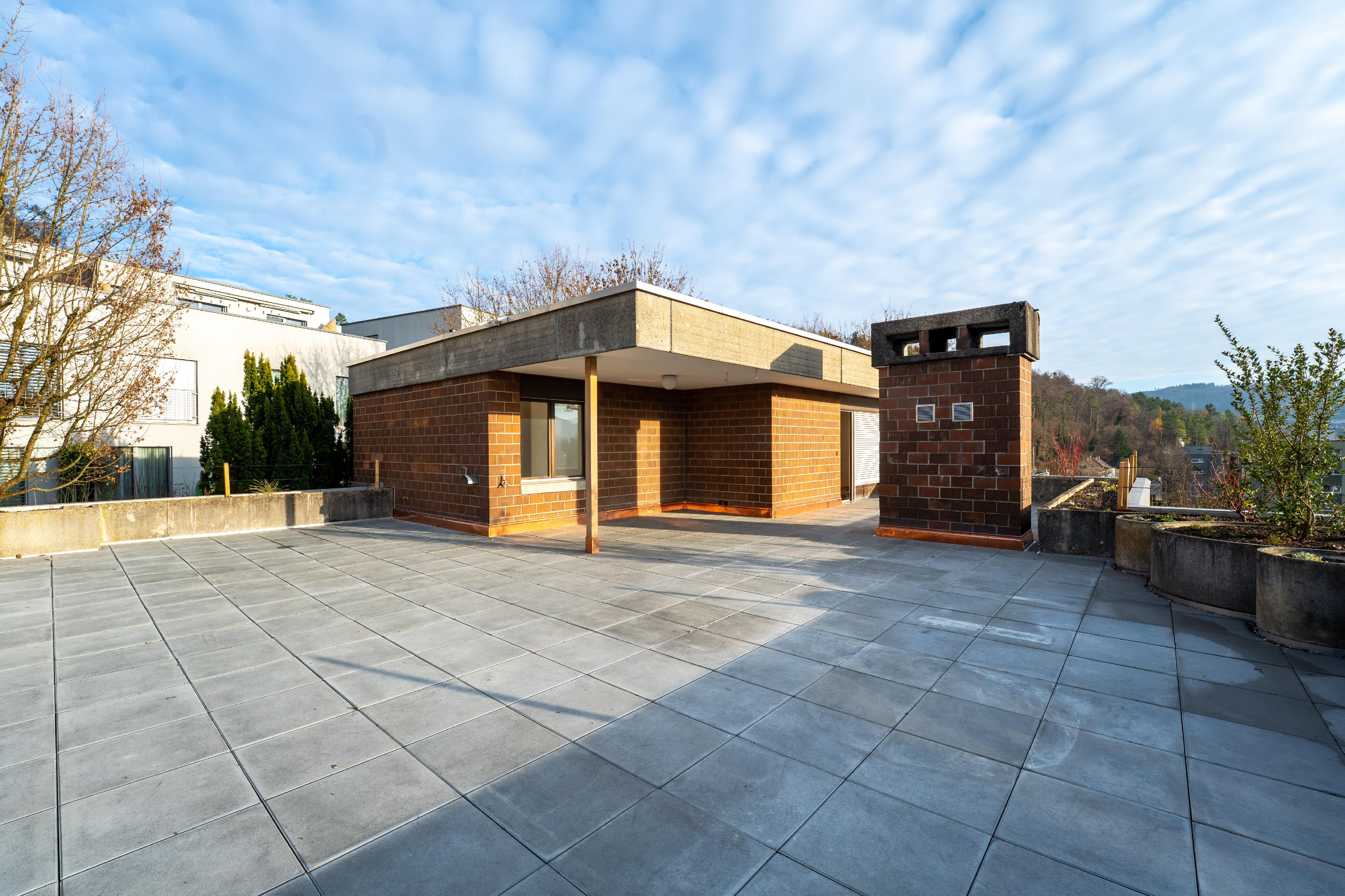 Dachterrasse mit moderner, massiver Architektur
