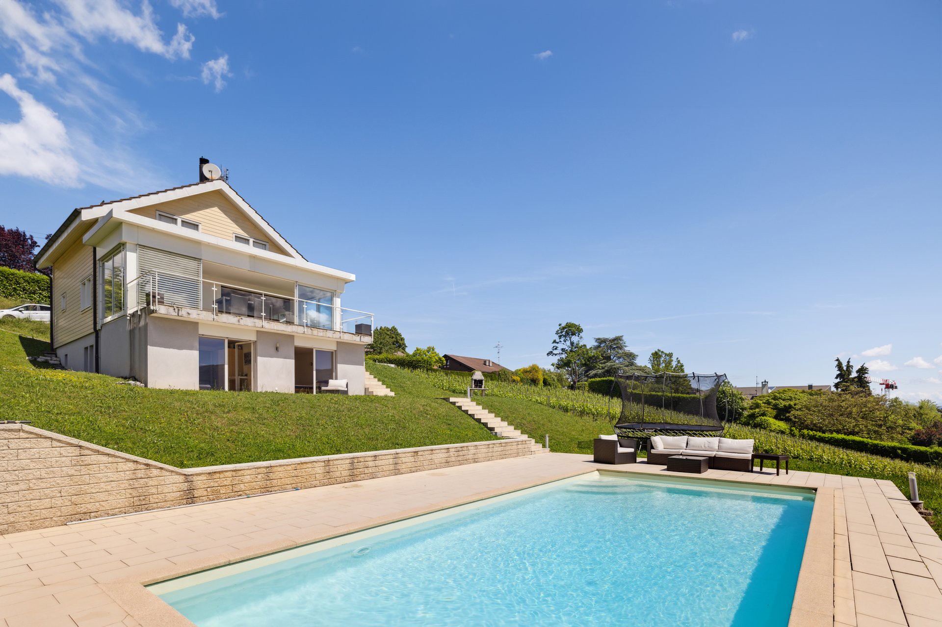 Villa mit Pool und Gartenhang