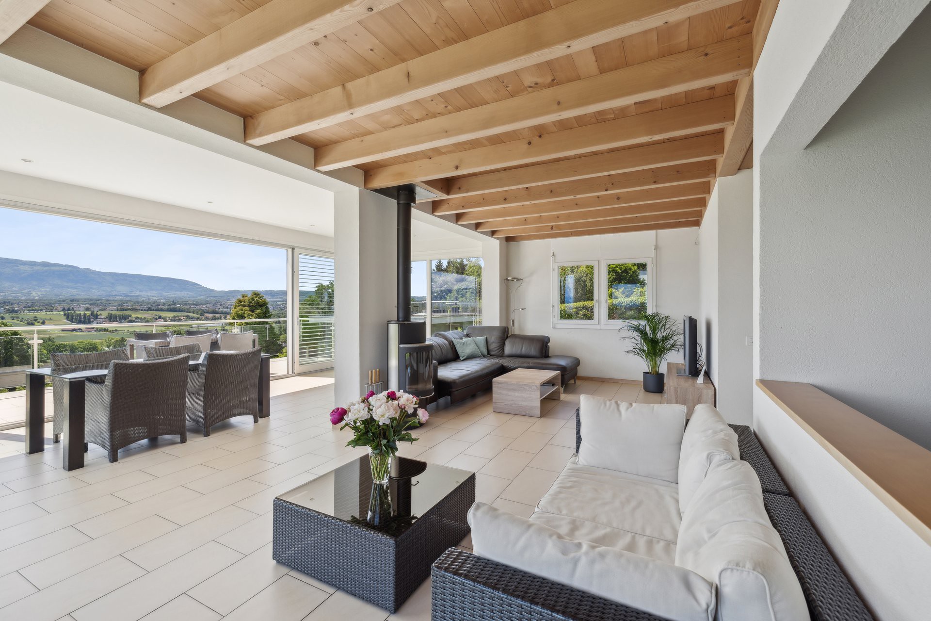 Wohnzimmer mit überdachter Aussichtsterrasse