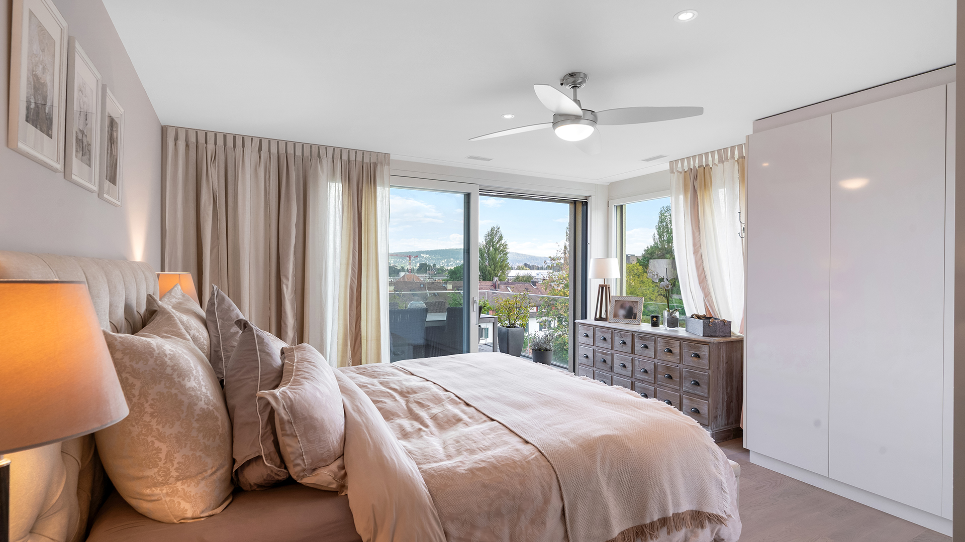 Helles, stilvoll eingerichtetes Schlafzimmer mit Balkonblick