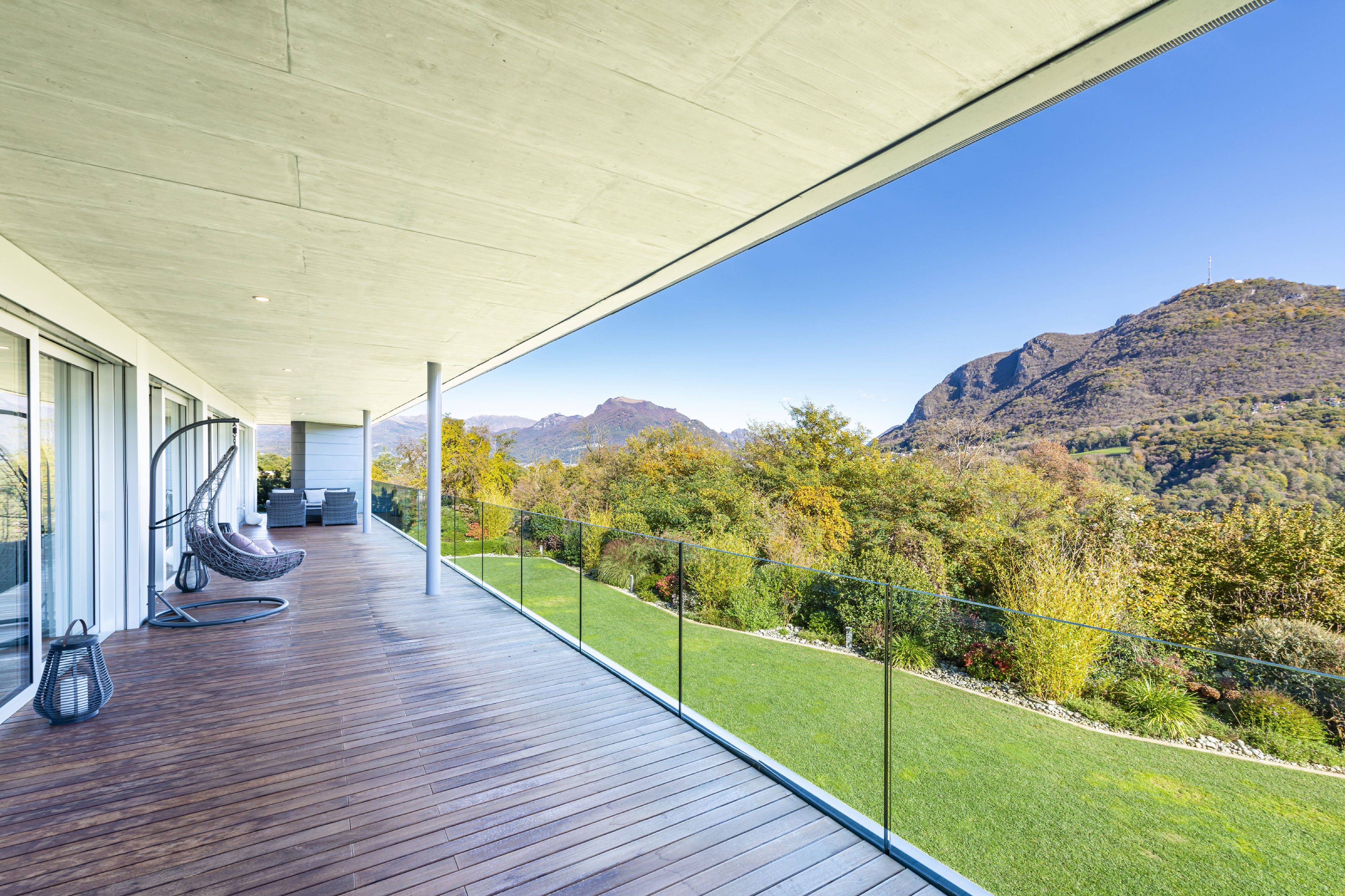 Großzügige Panoramaterrasse mit Bergblick