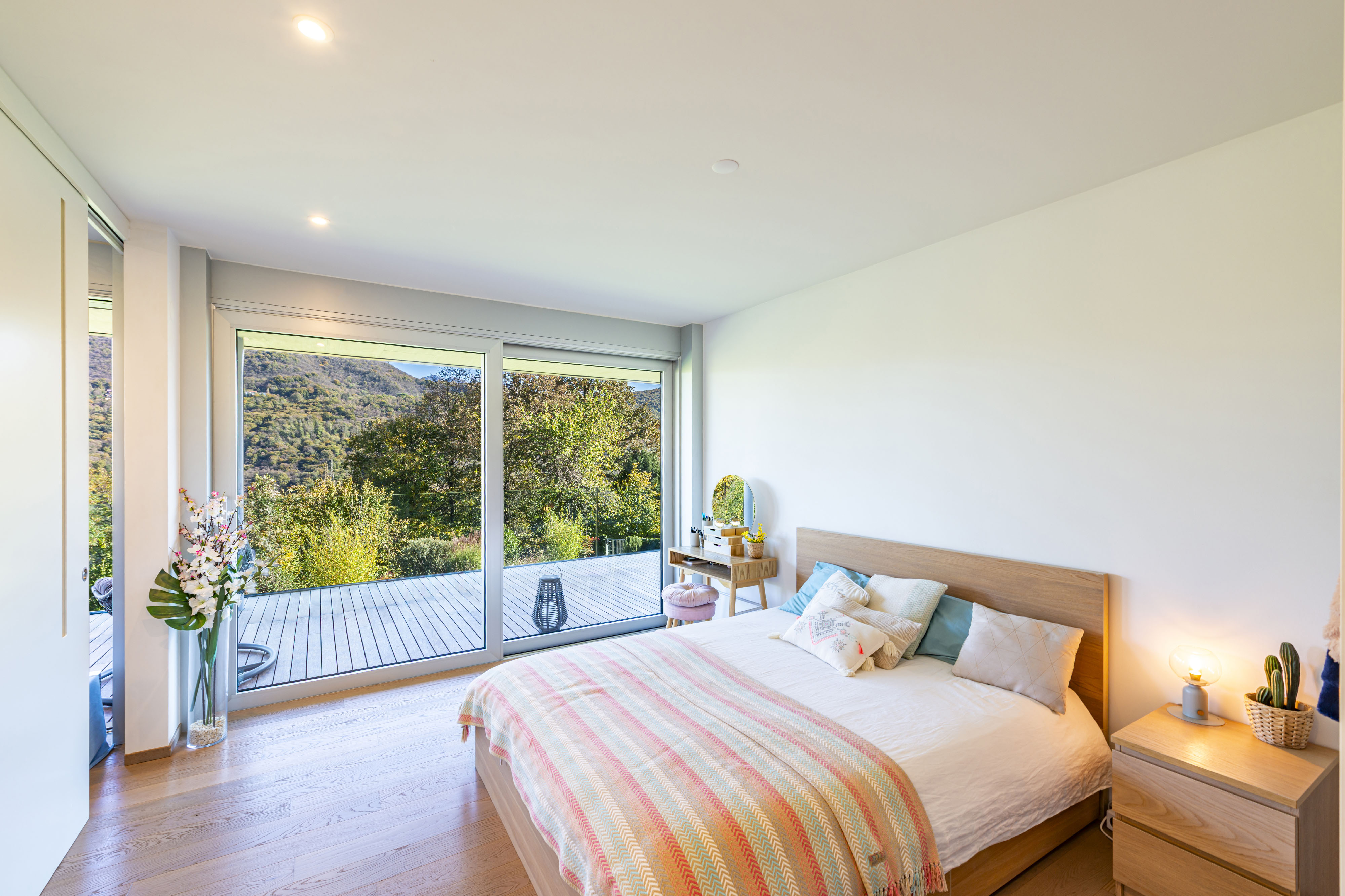 Helles Schlafzimmer mit Bergblick