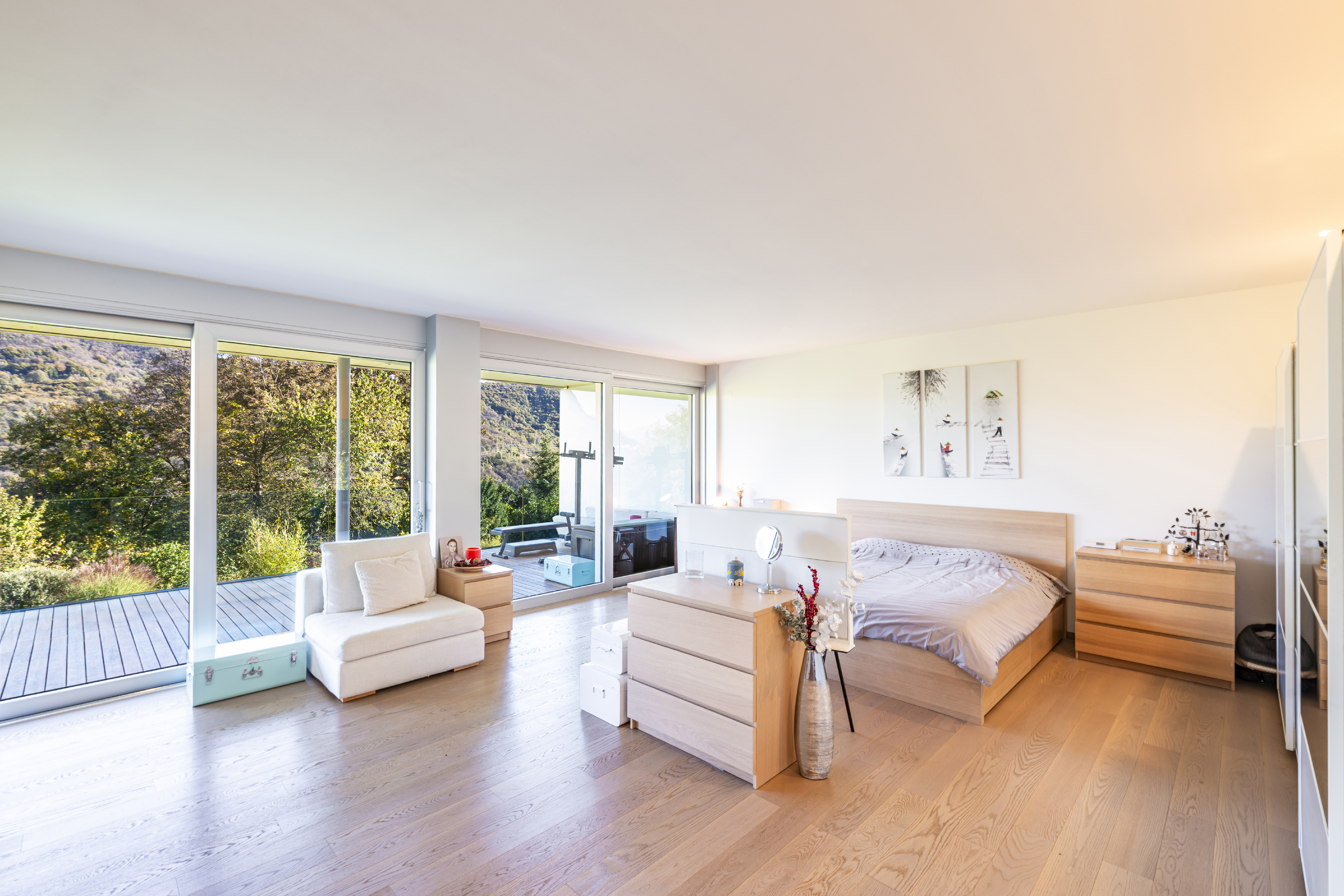 Helles Schlafzimmer mit bodentiefen Fenstern