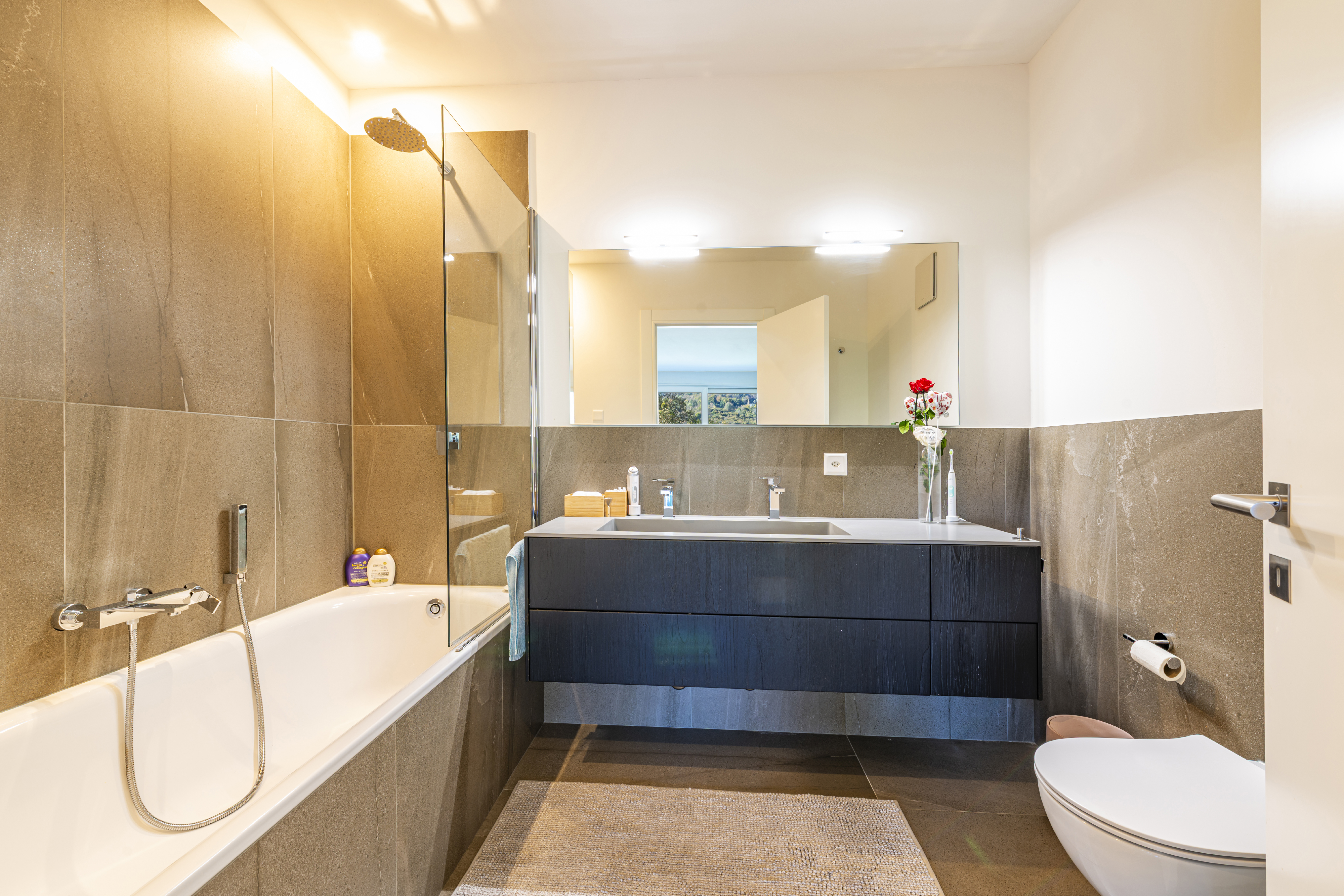 Modernes Badezimmer mit Badewanne und Waschtisch