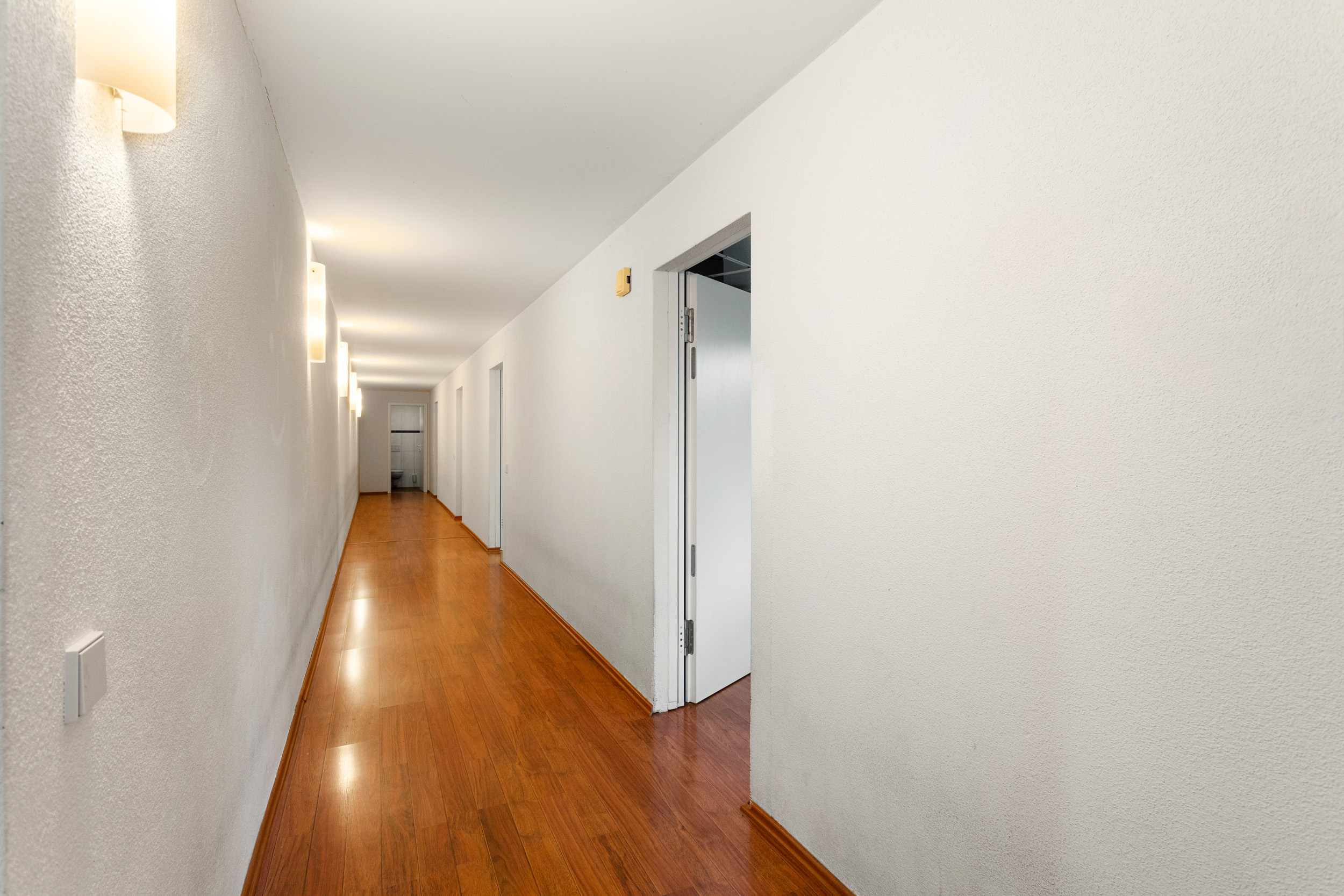 Langer, heller Flur mit Holzfußboden