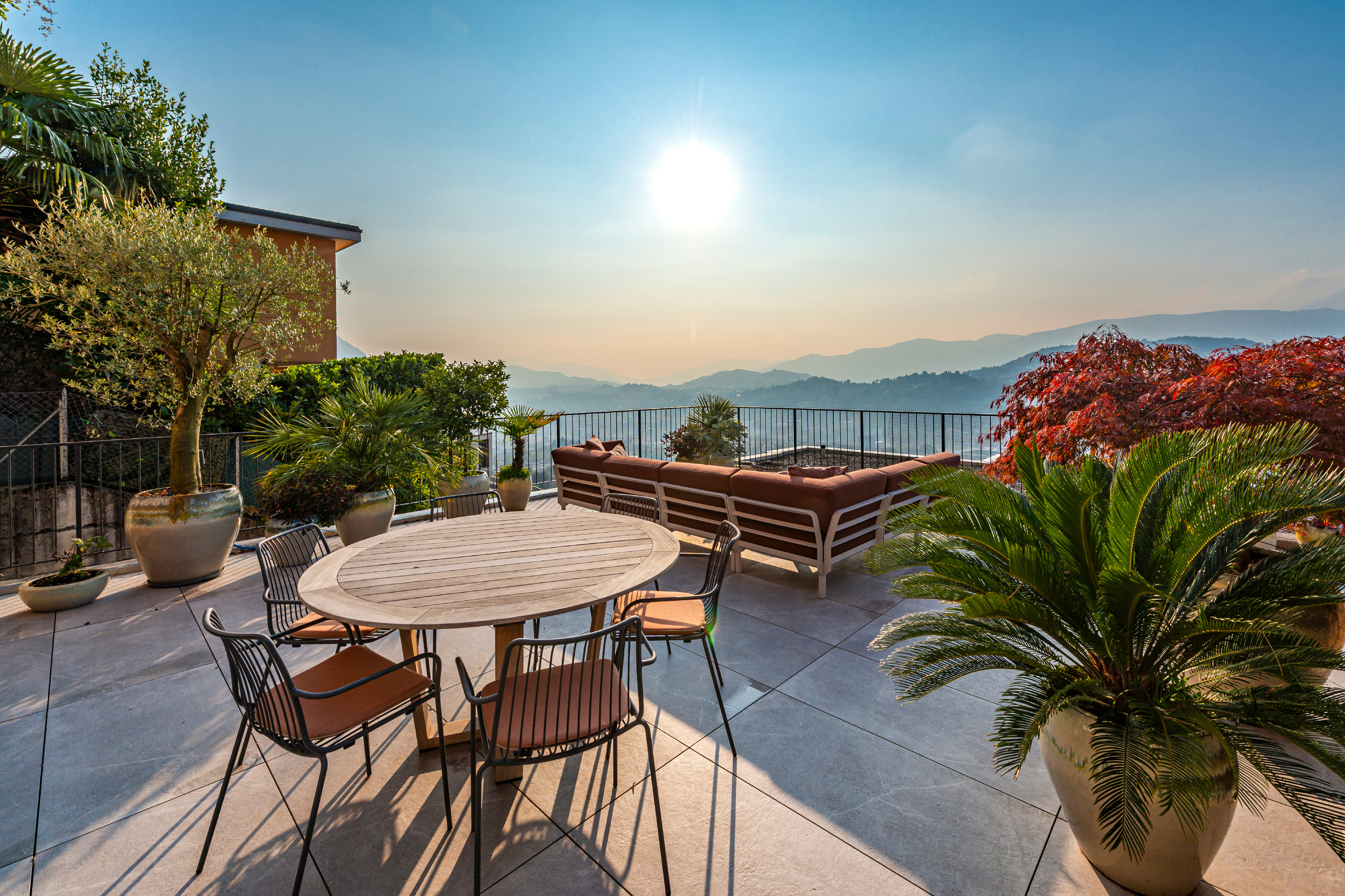Terrasse mit Panoramablick und Lounge-Bereich