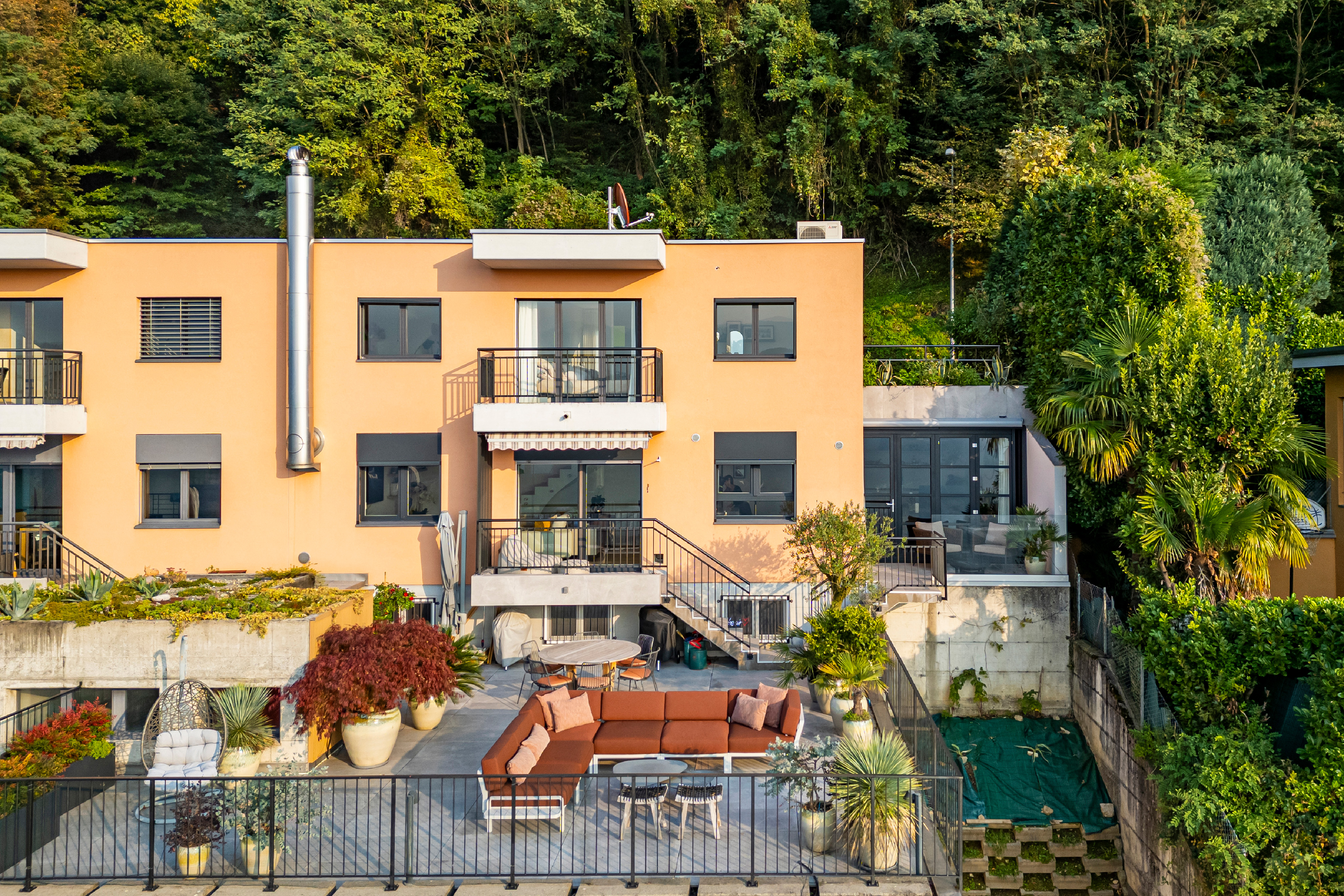 Moderne Terrassenansicht eines Mehrfamilienhauses