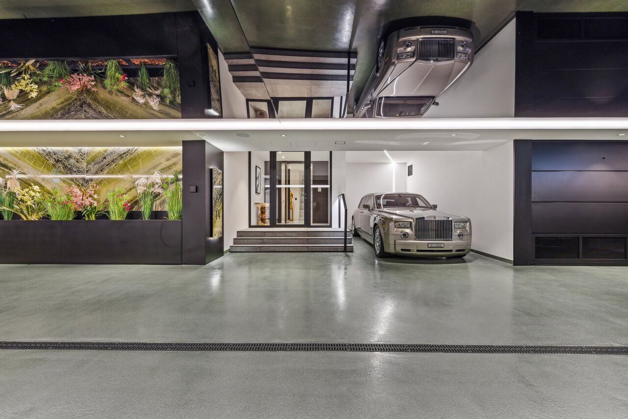 Luxuriöse Design-Garage mit Fahrzeugen