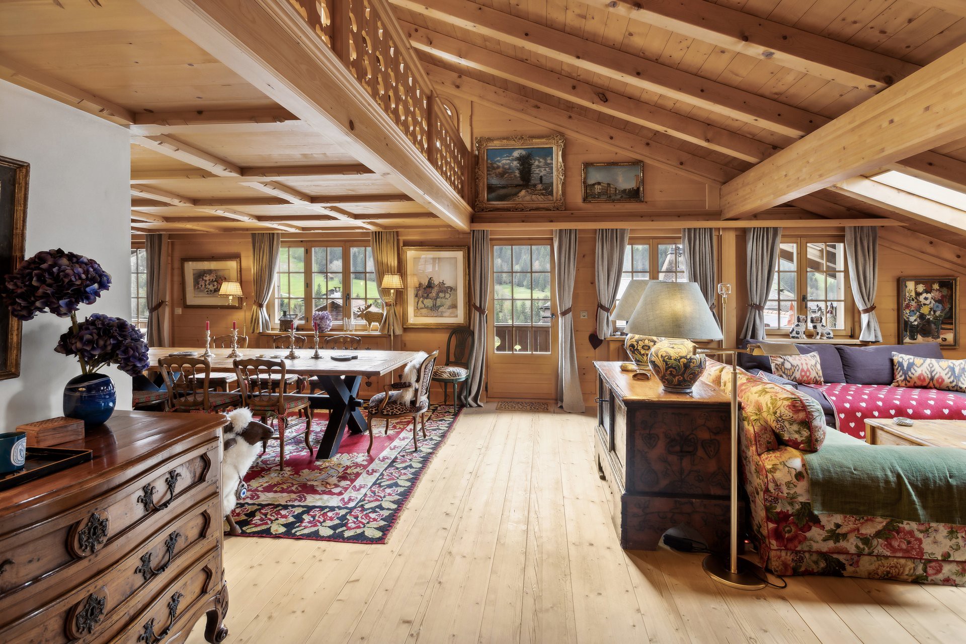 Gemütliches alpines Wohnzimmer mit Essbereich