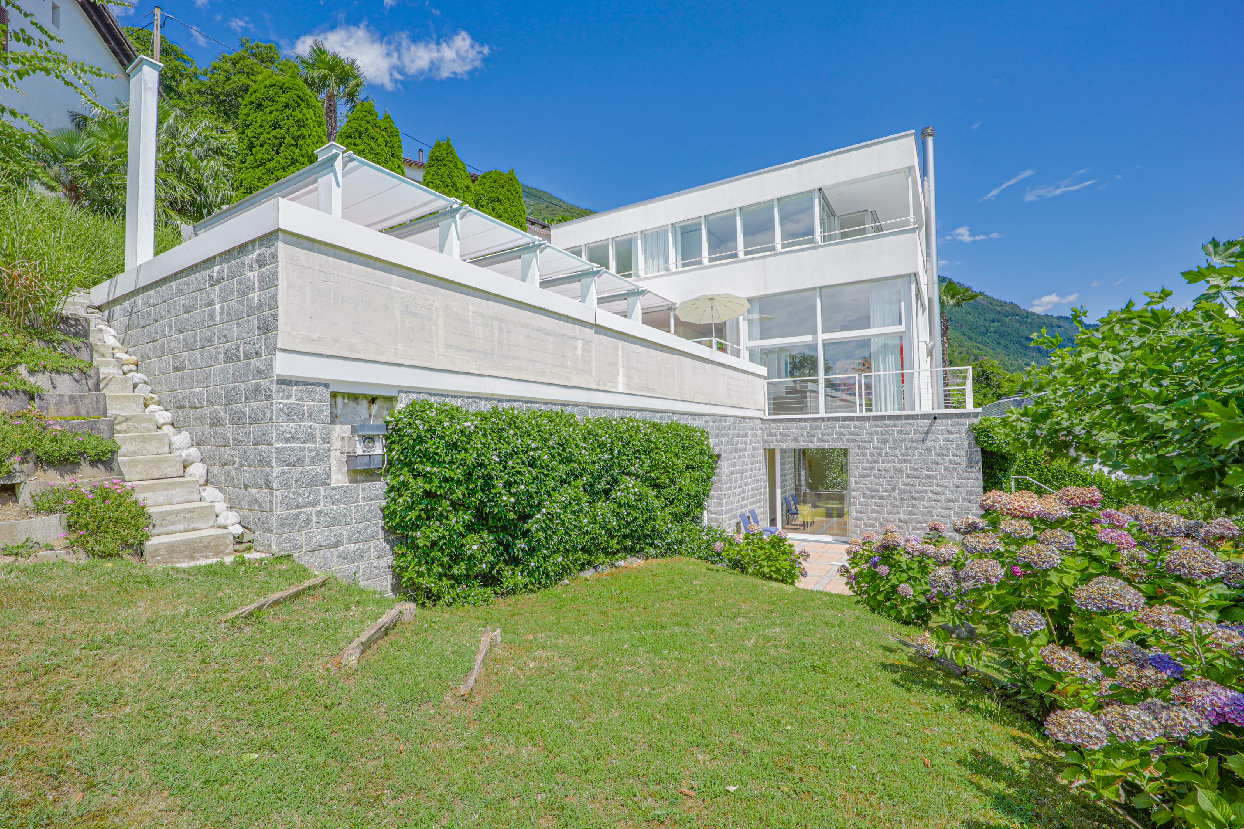 Moderne Villa mit Garten und Terrasse
