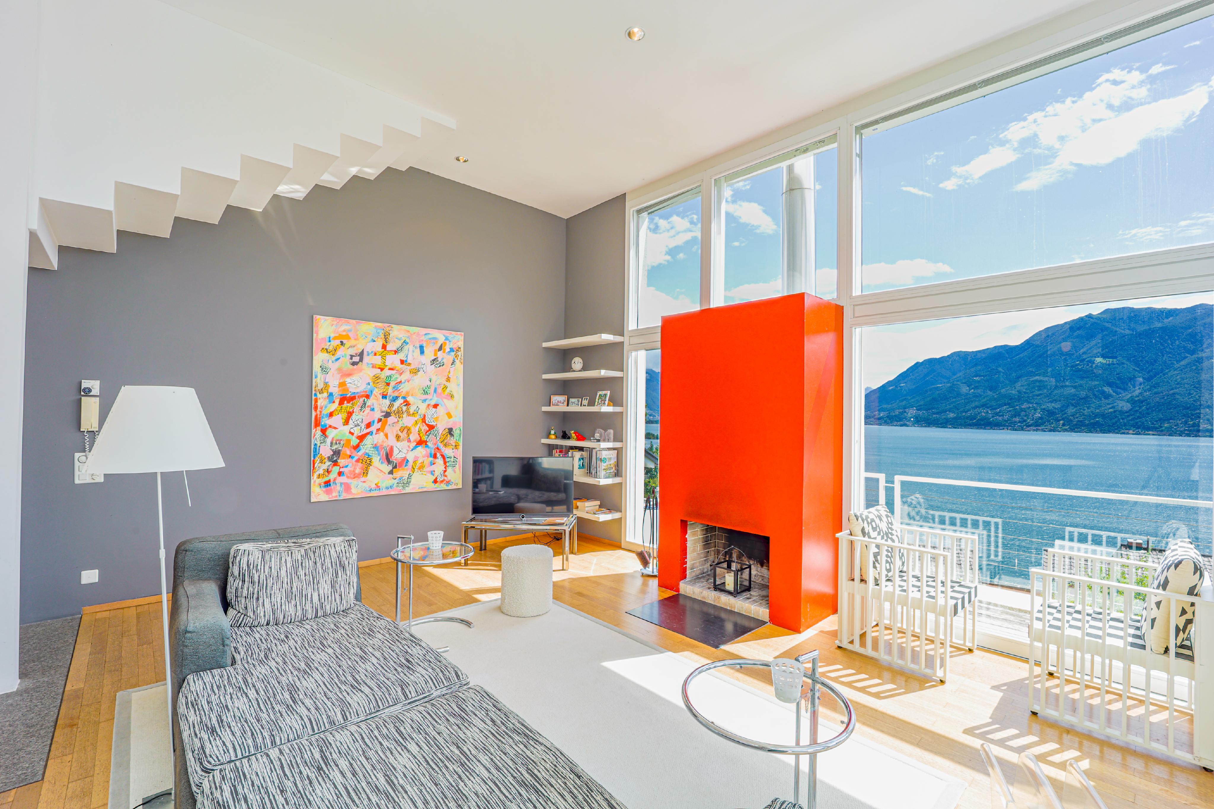 Helles Wohnzimmer mit Panoramablick und Kamin