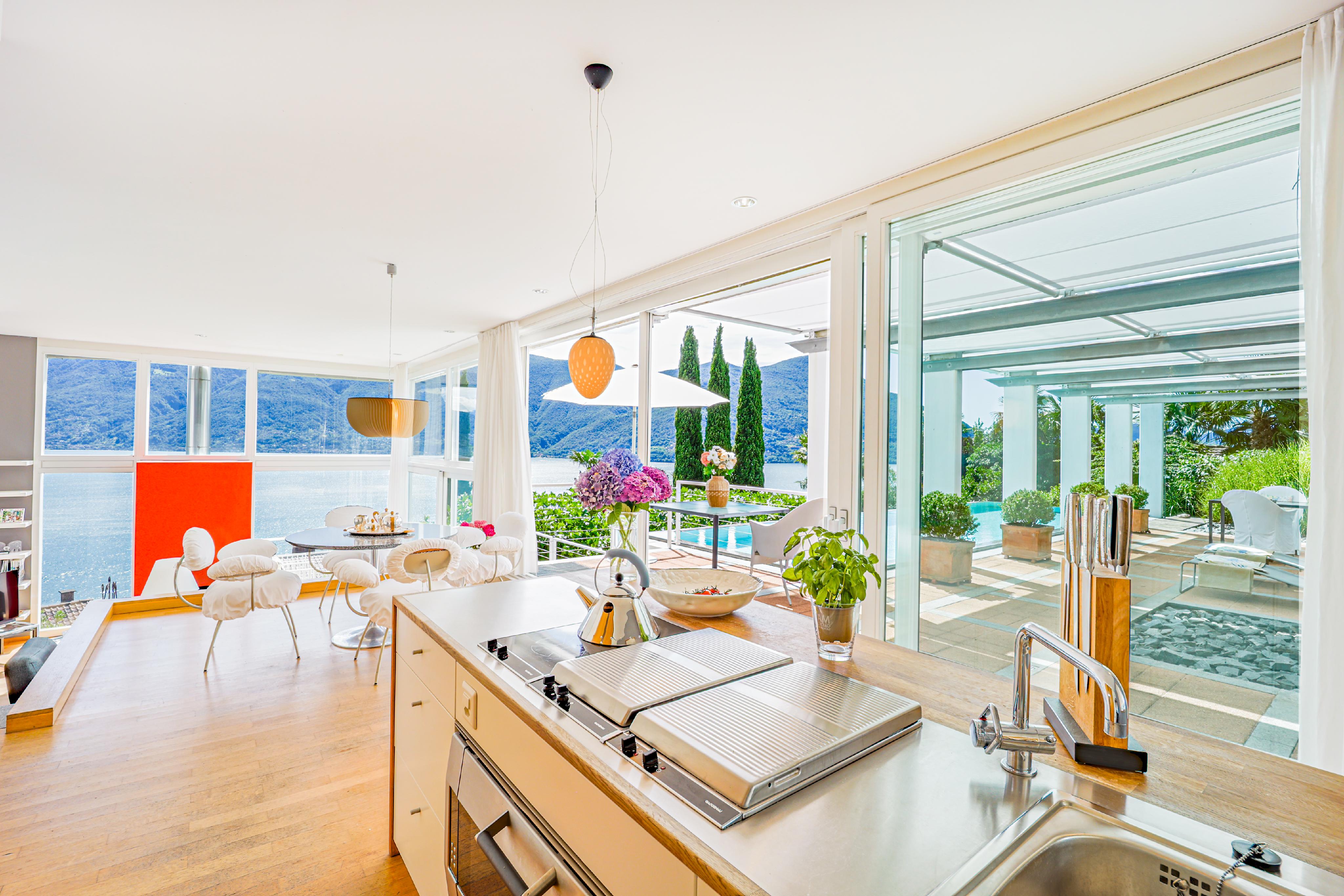 Offene Wohnküche mit Seeblick und Terrasse