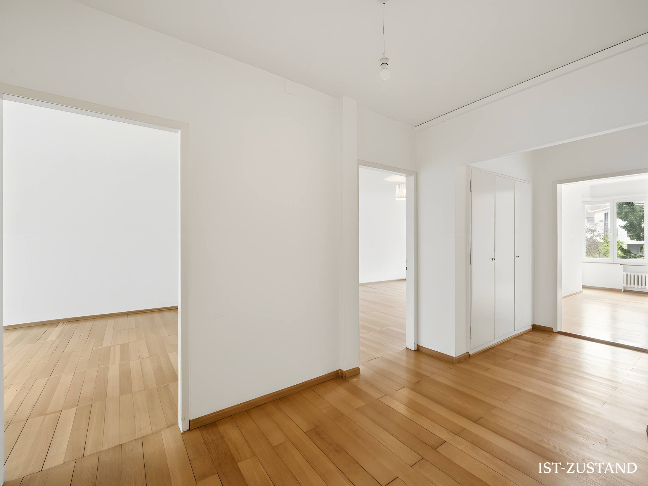 Helle, leerstehende Wohnräume mit Holzfußboden
