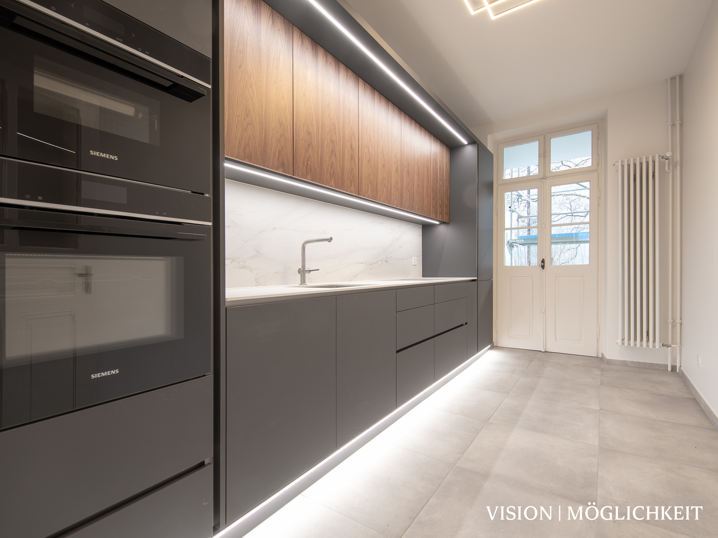 Moderne Küche mit Glasfront und Einbaugeräten