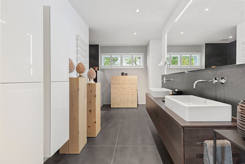 Modernes Badezimmer mit Doppelwaschbecken