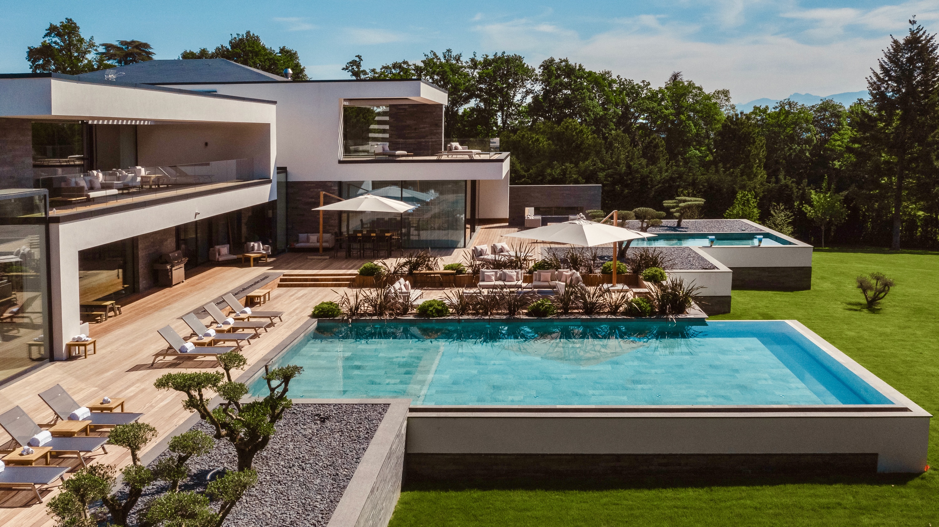 Luxuriöse moderne Villa mit Pool und Terrasse