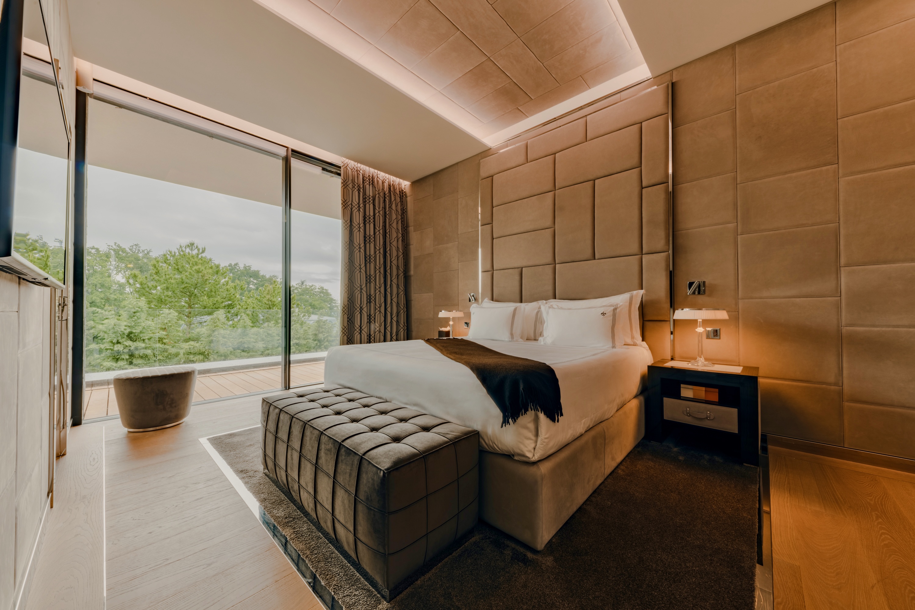 Luxuriöses Schlafzimmer mit Balkonblick
