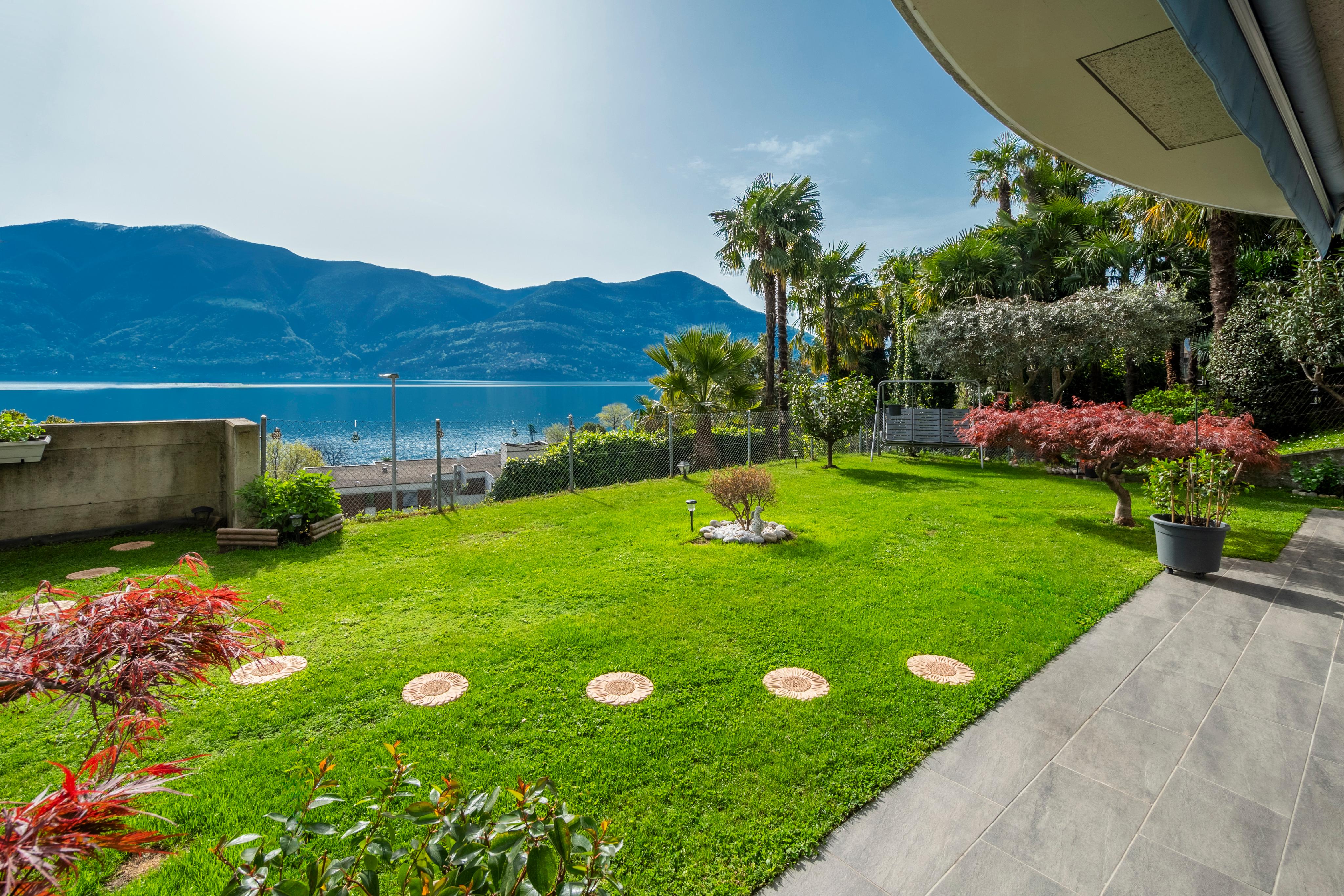 Garten mit Seeblick und Bergpanorama