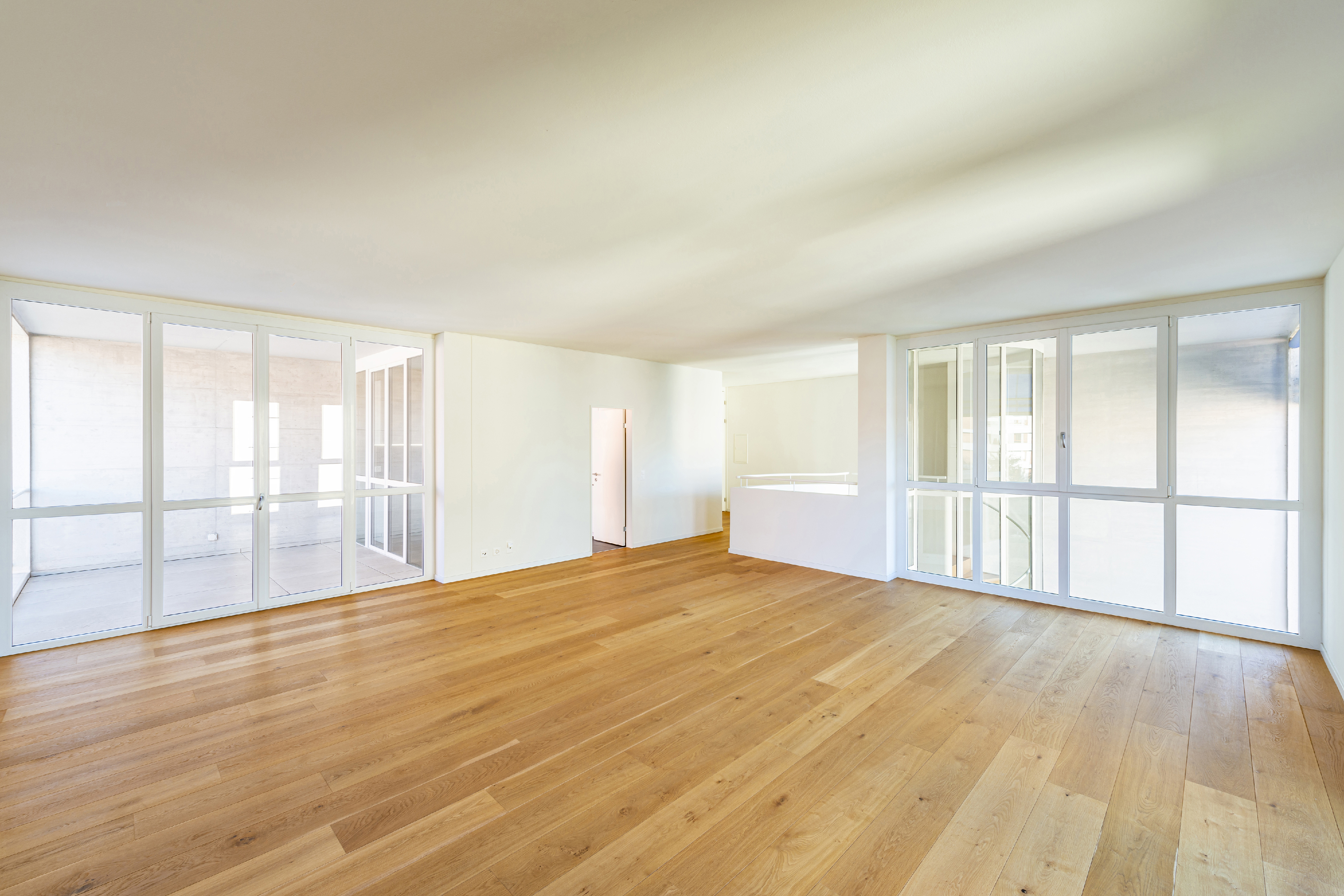 Heller leerer Wohnraum mit Holzfußboden