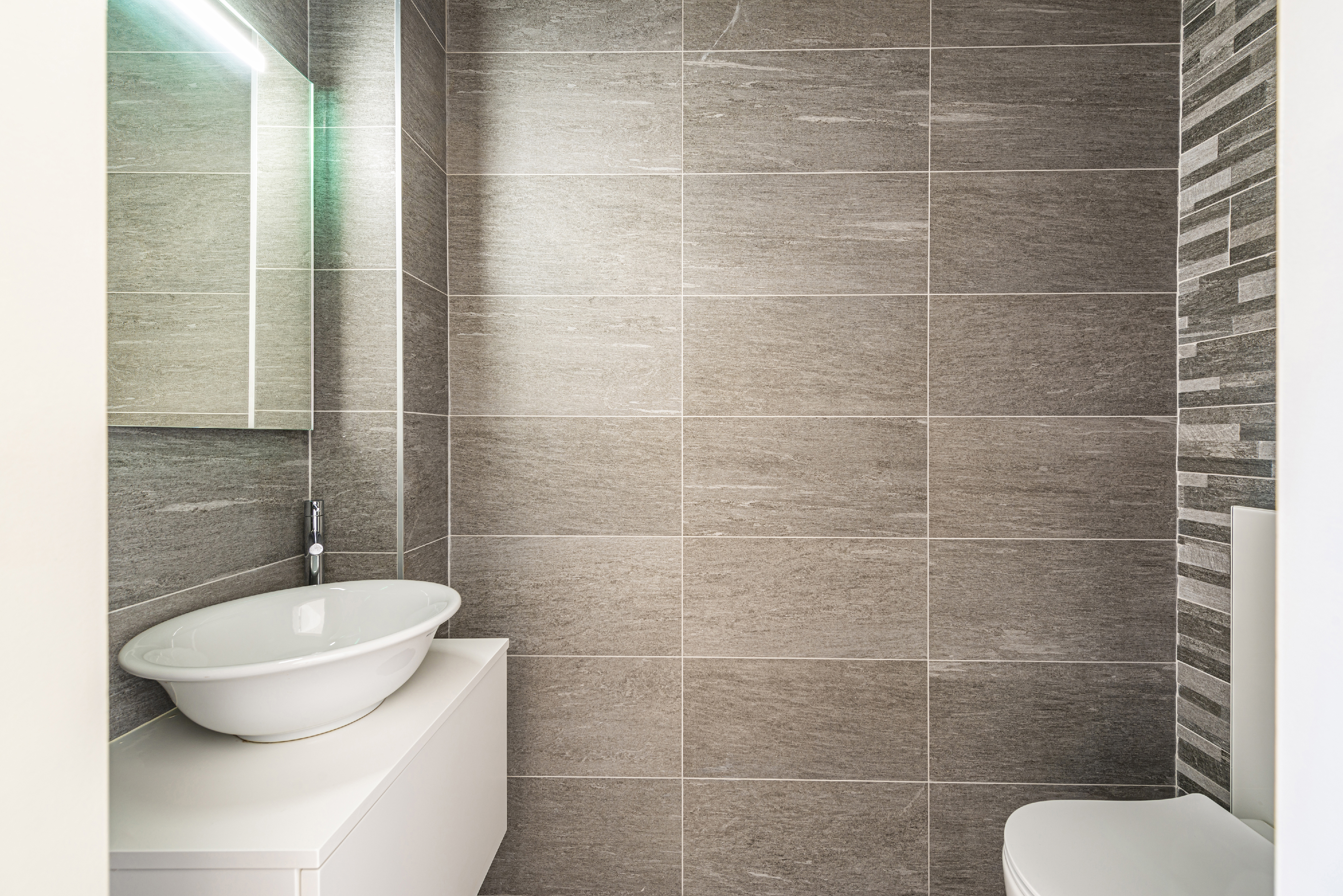 Modernes Gäste-WC mit Natursteinoptik