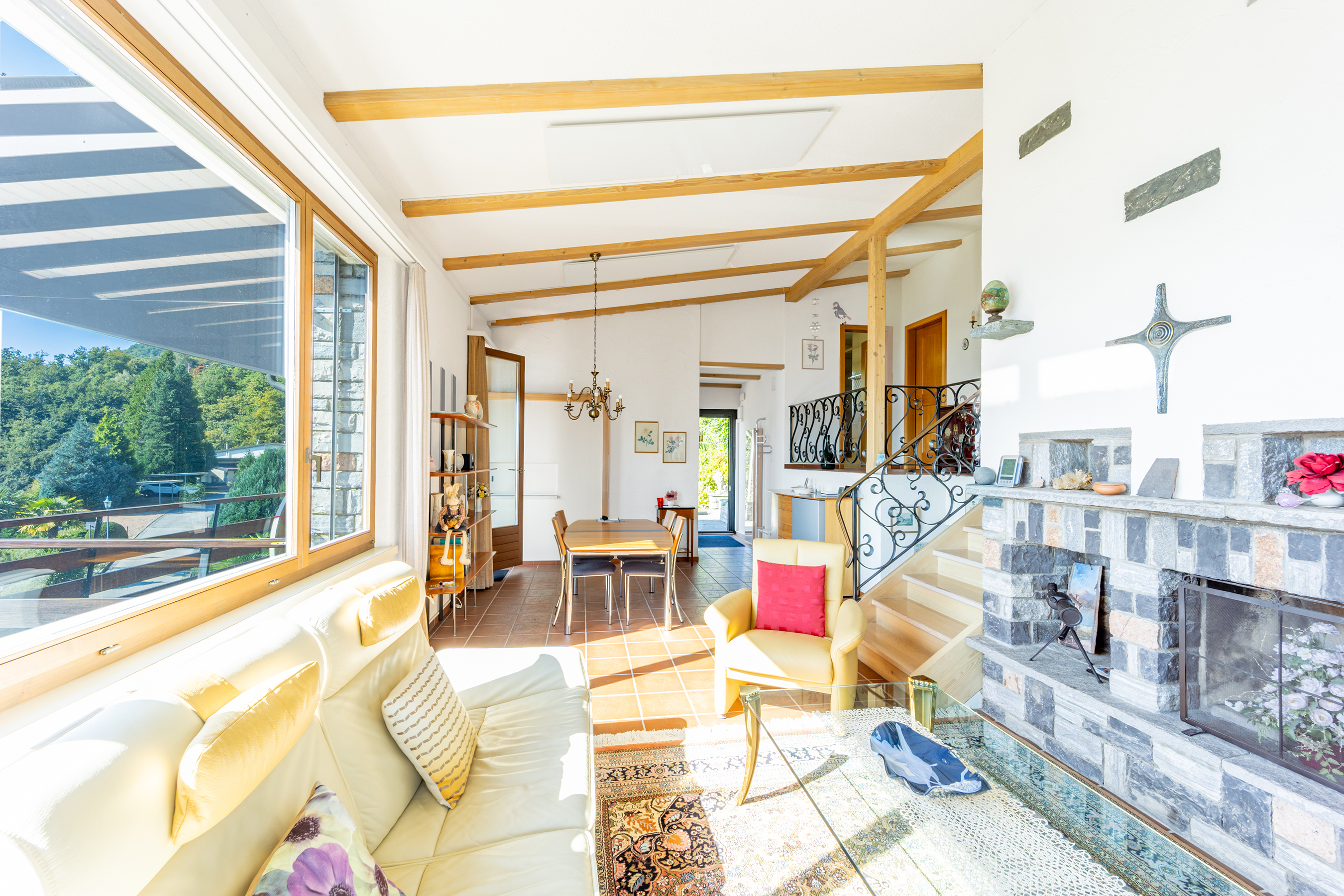 Helles Wohnzimmer mit Kamin und Galerie