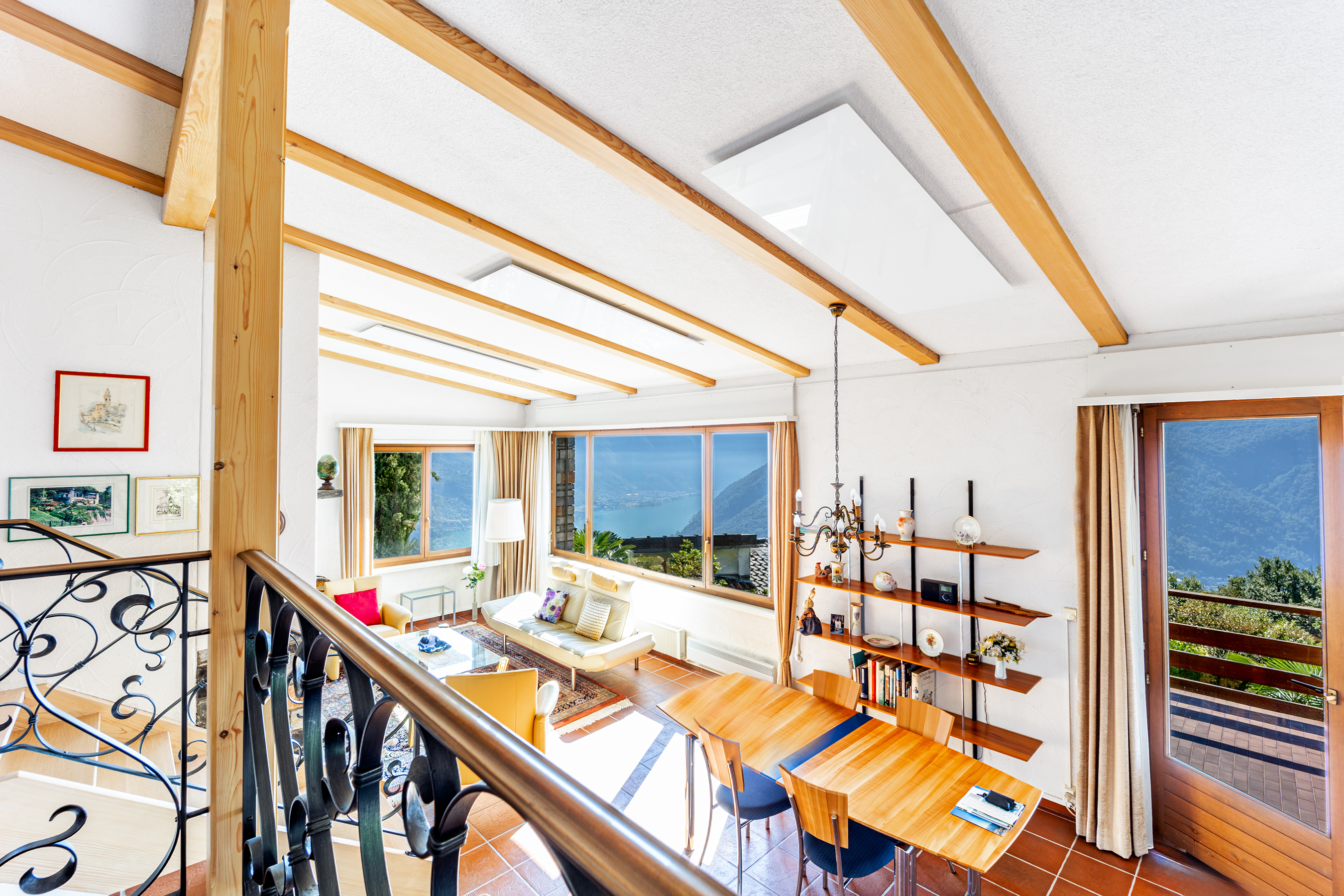 Helles Wohnzimmer mit Seeblick und Galerie