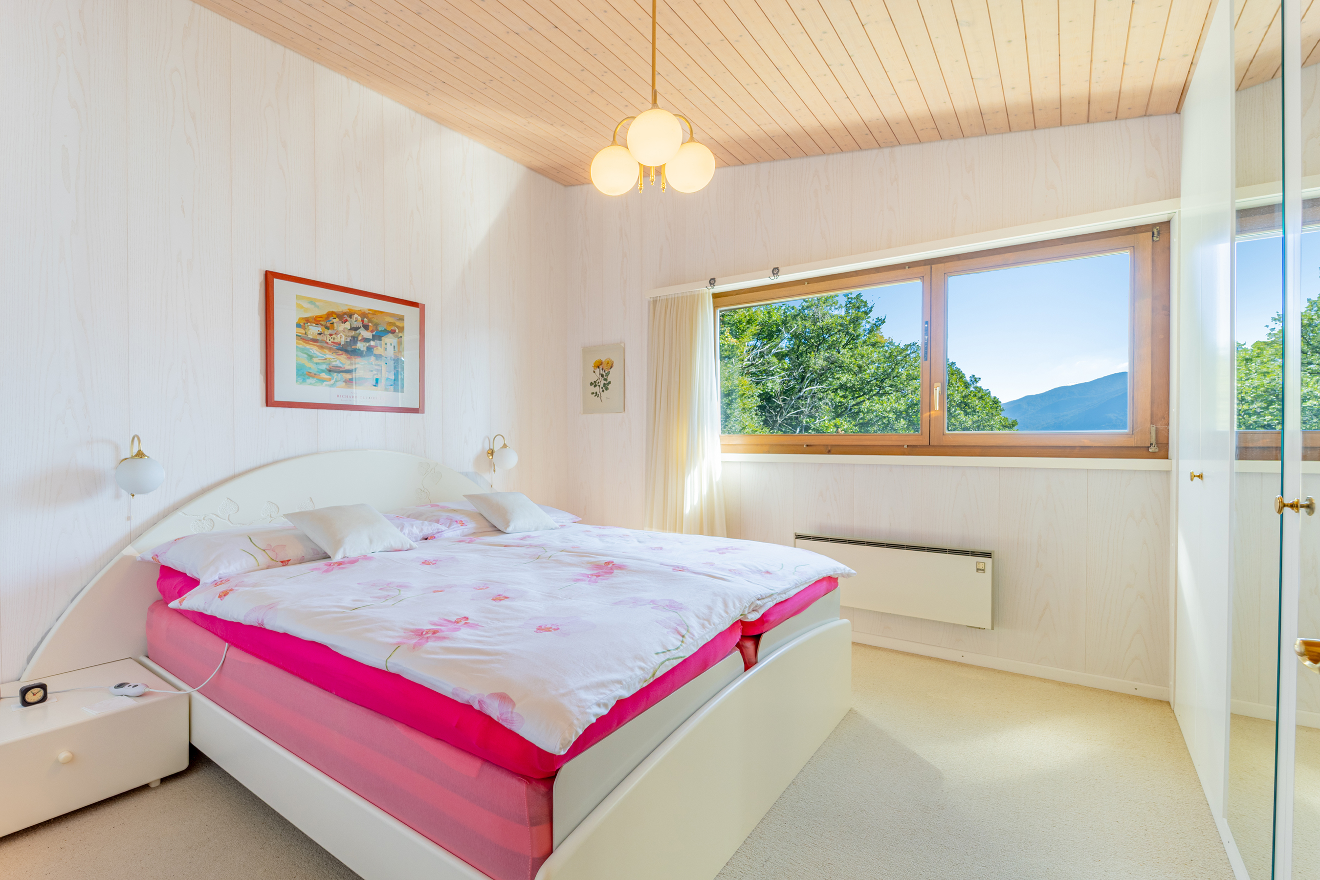 Helles Schlafzimmer mit Ausblick auf die Berge