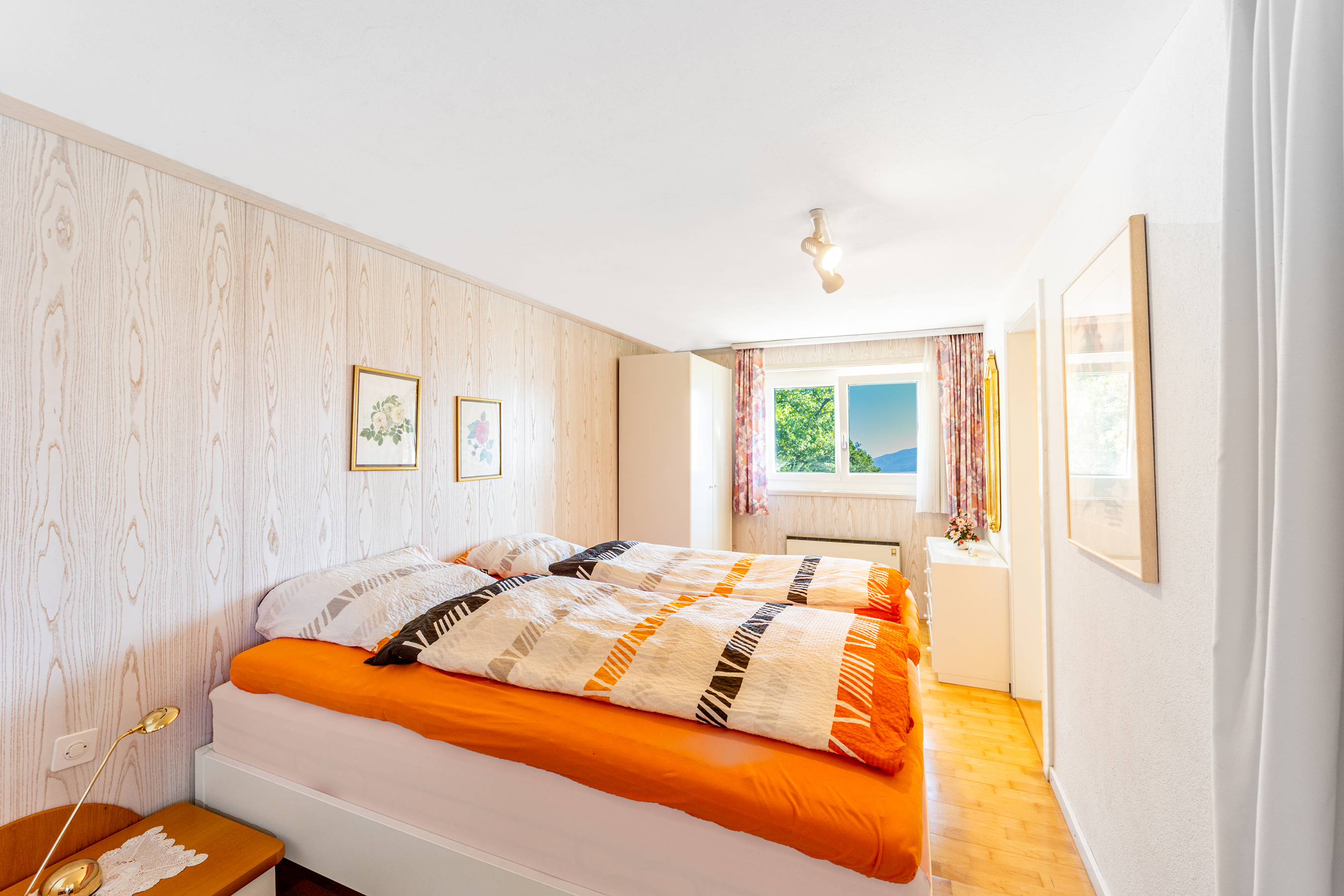 Helles Schlafzimmer mit Doppelbett