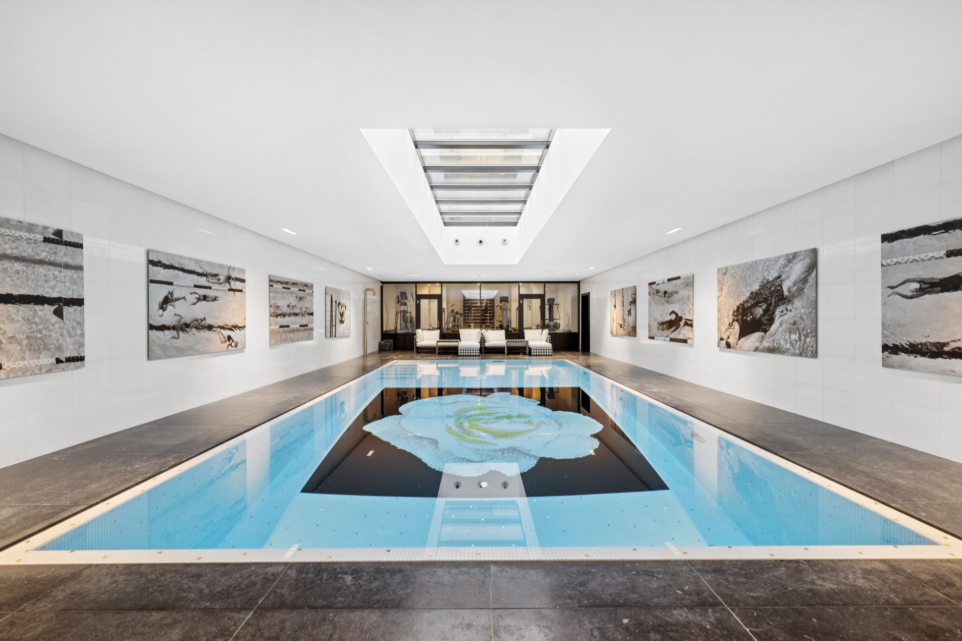 Indoorpool mit Wellness- und Fitnessbereich