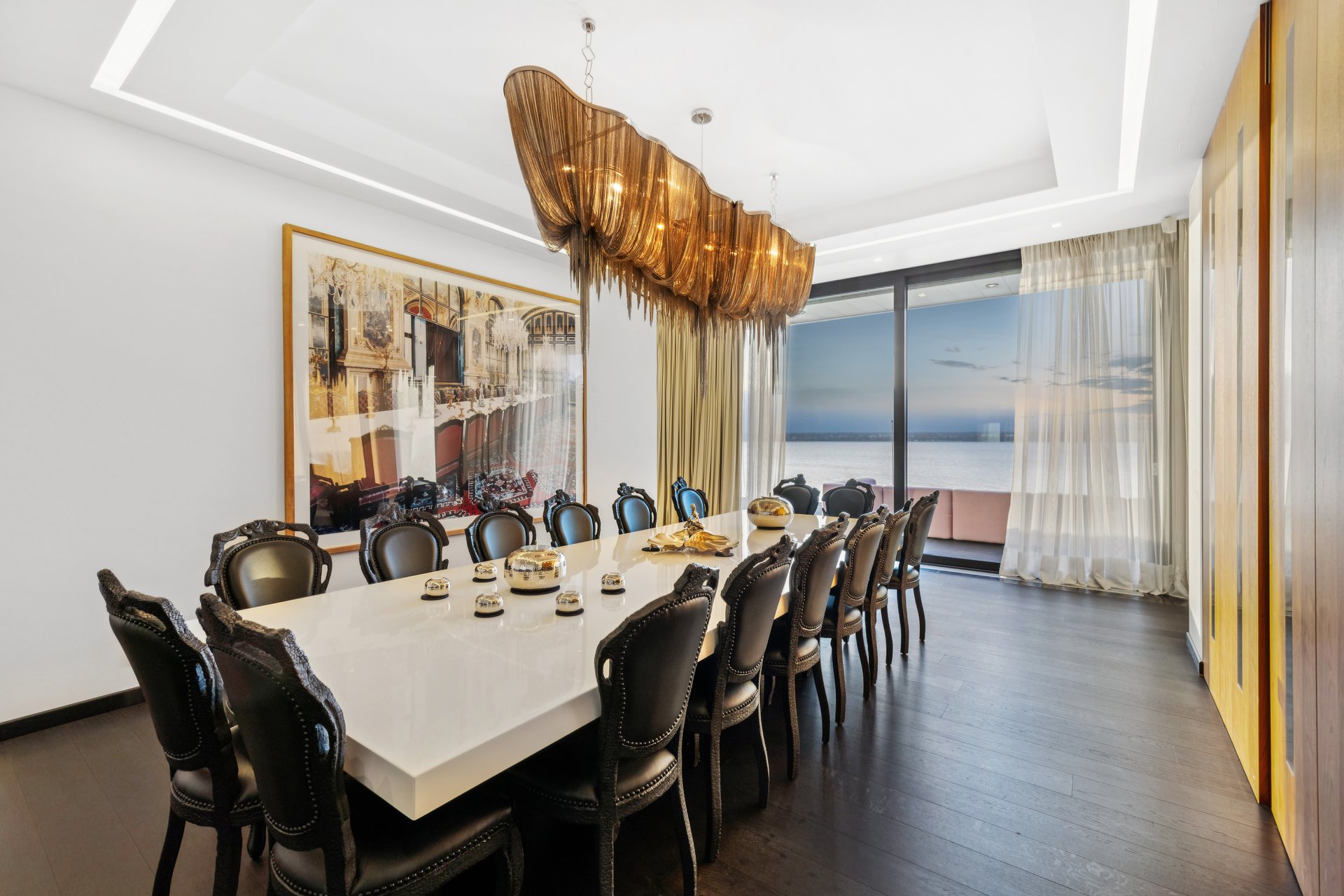 Luxuriöses Esszimmer mit Meerblick