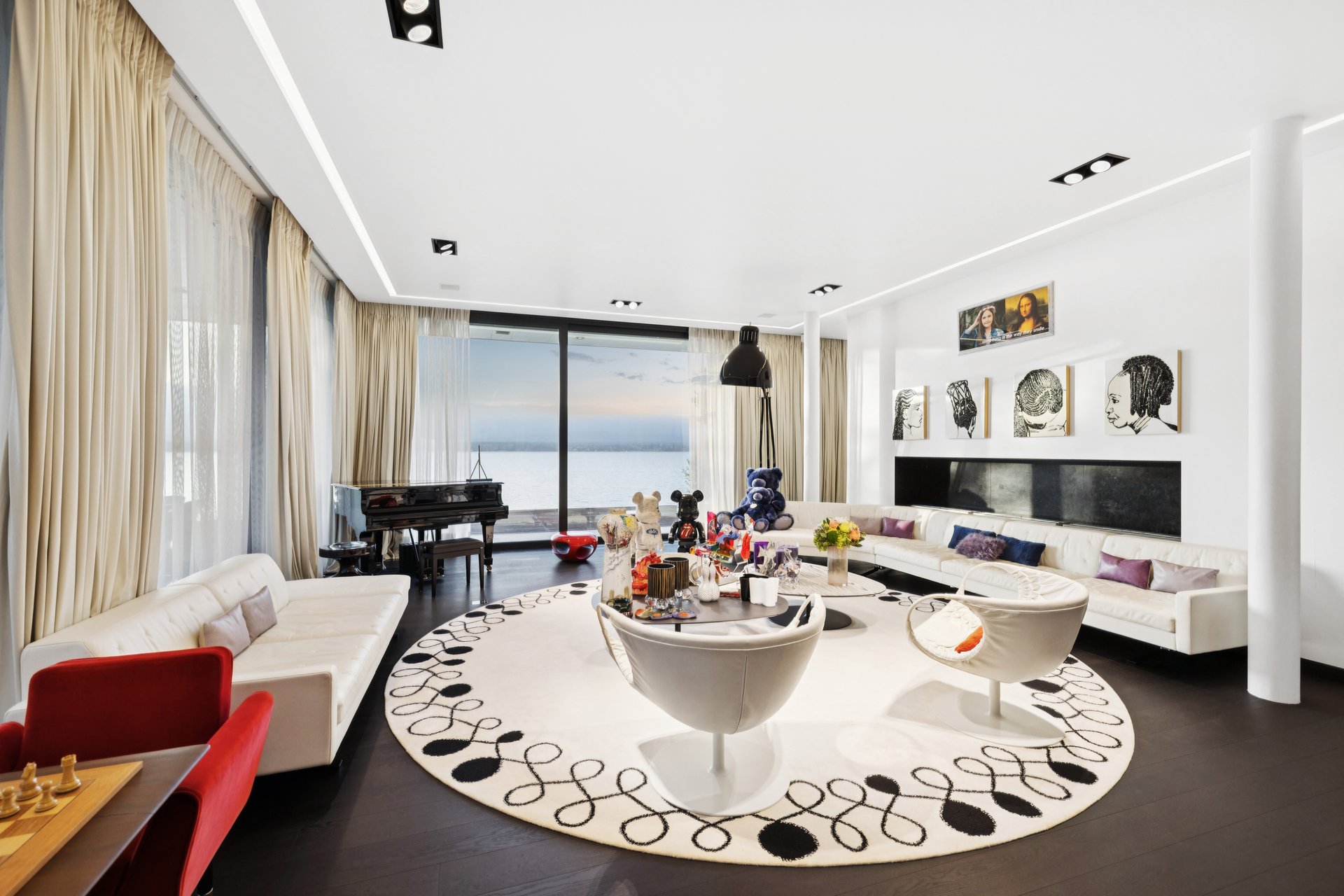 Luxuriöses Wohnzimmer mit Seeblick