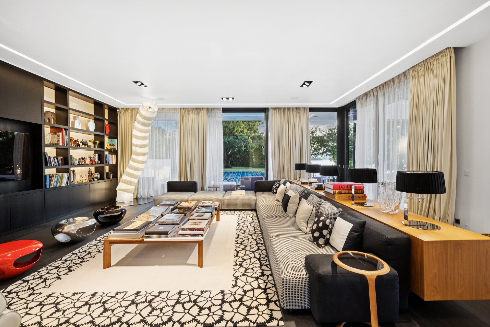 Modernes Wohnzimmer mit Blick in den Garten