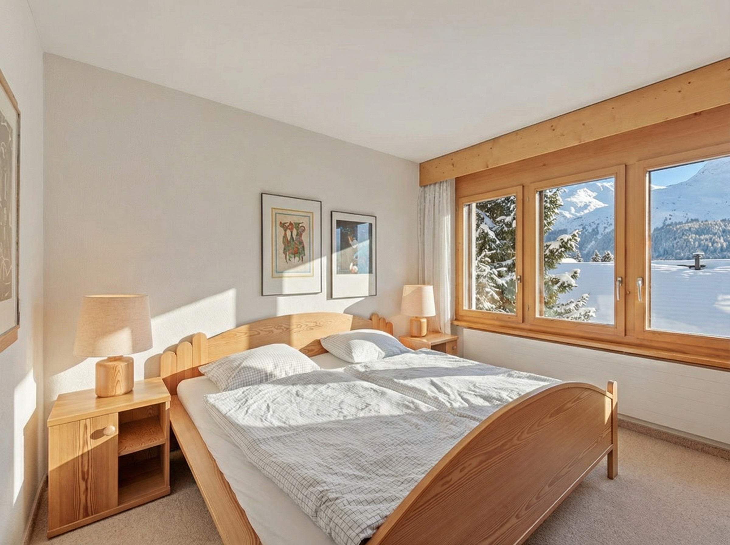 Helles Schlafzimmer mit Bergblick