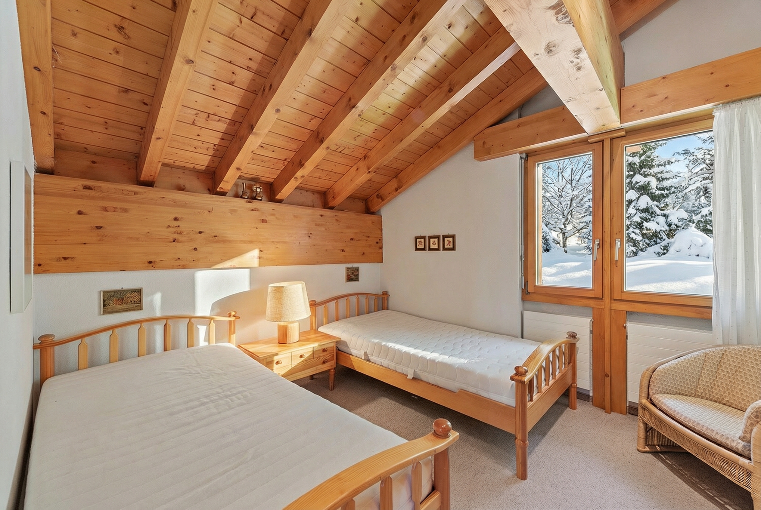 Gemütliches Dachgeschoss-Schlafzimmer mit Holzsichtbalken